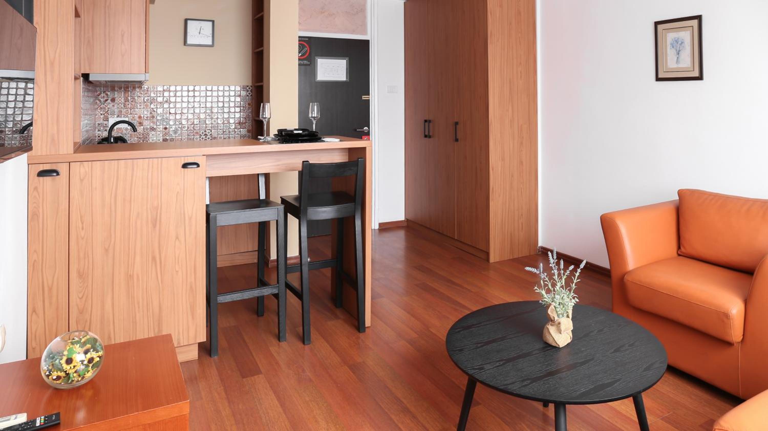 One-Bedroom Apartment with Free Parking