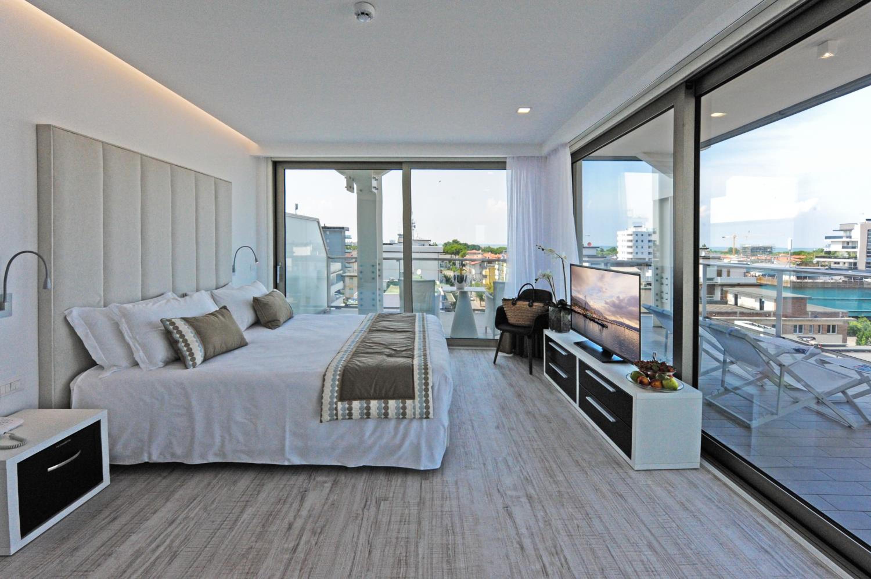 Junior Suite with Terrace and Beach Access