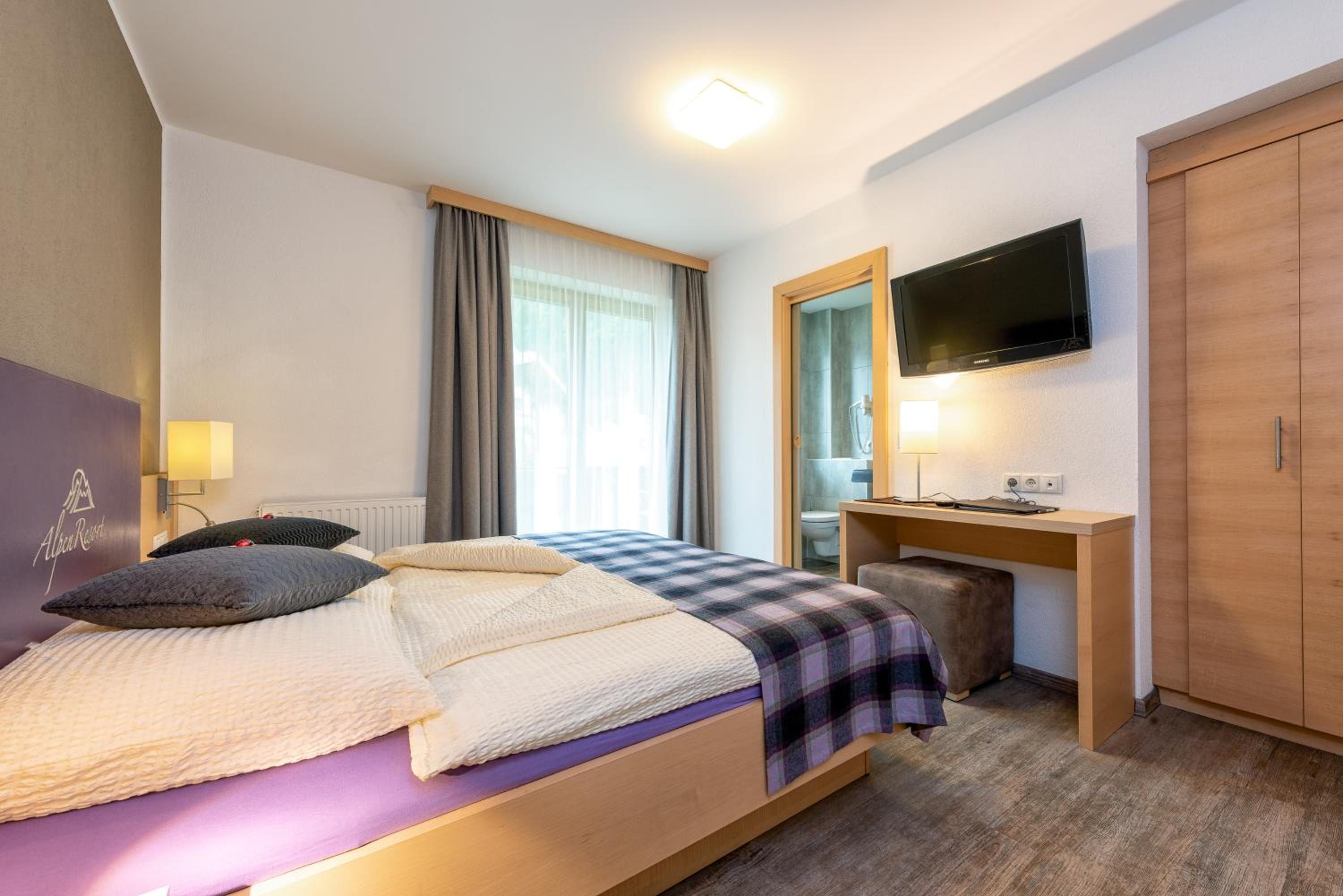 Two-Bedroom Apartment (4-6 Adults)