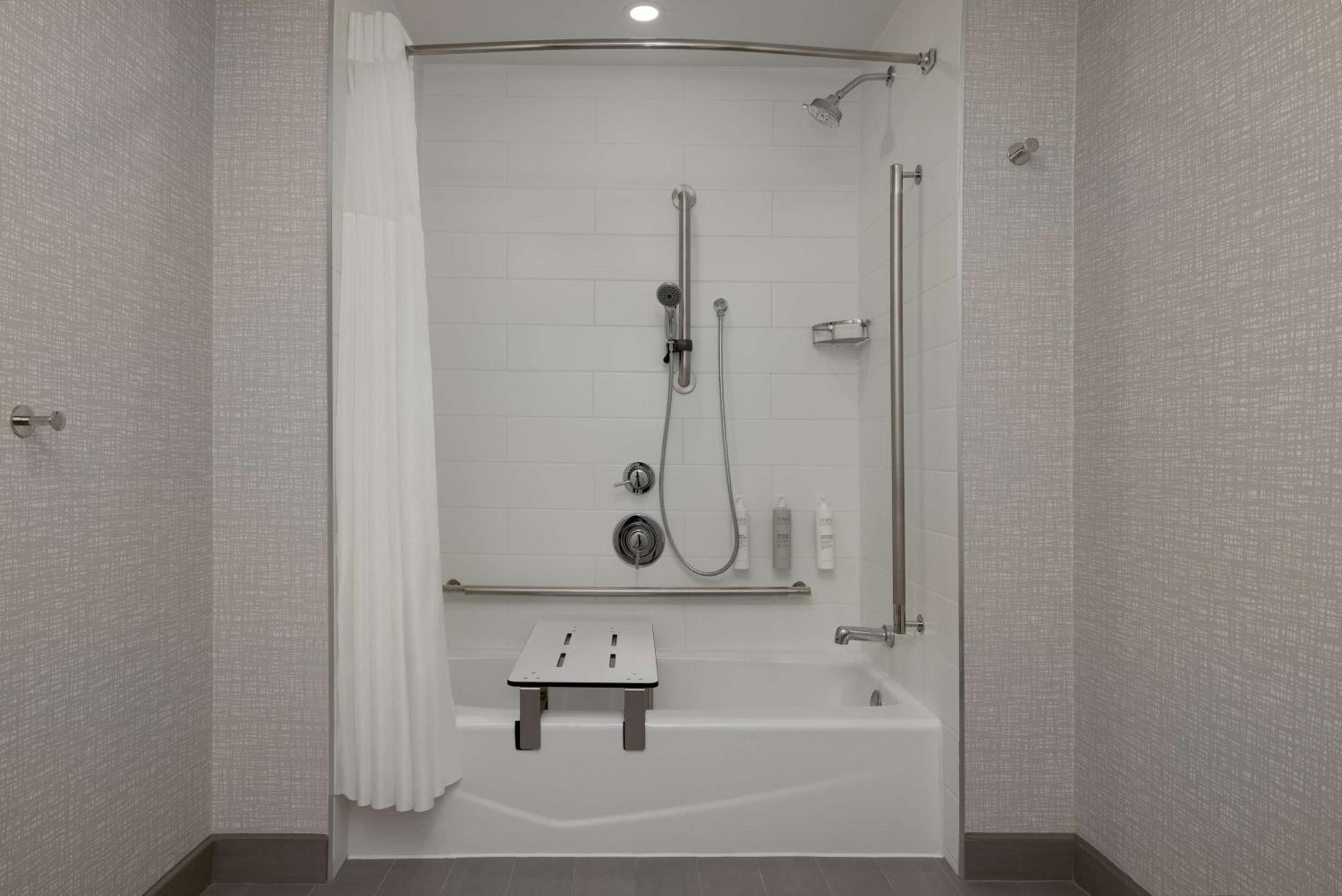 King Room with Bath Tub - Mobility Access