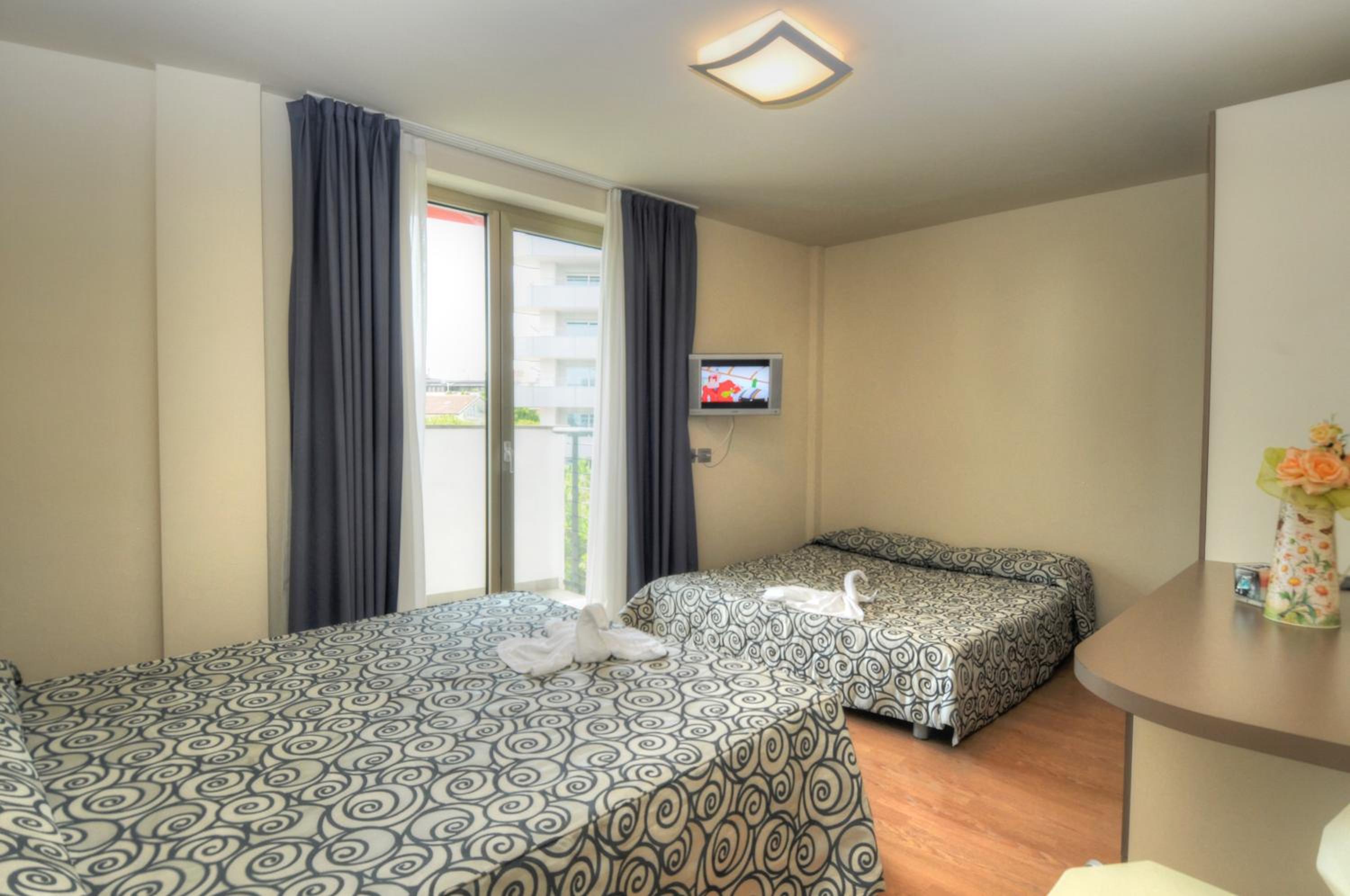 Family Room (2 Adults + 2 Children)