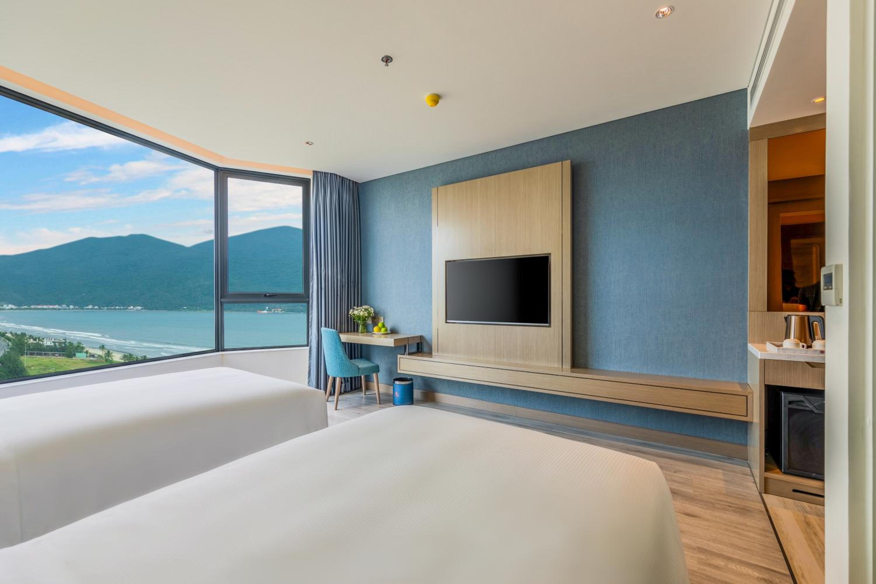 Deluxe Twin Room with Partial Sea View