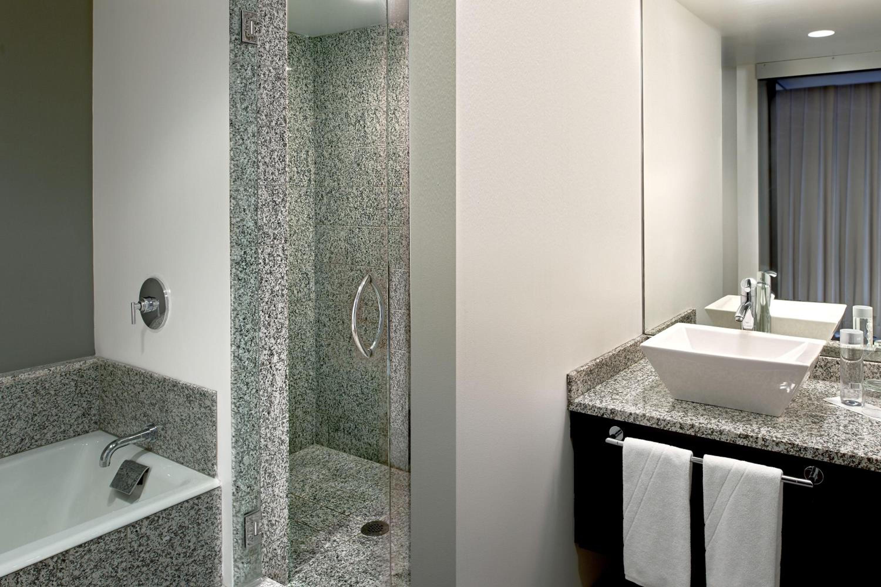 Cool Corner King, Guest room, 1 King, Corner room