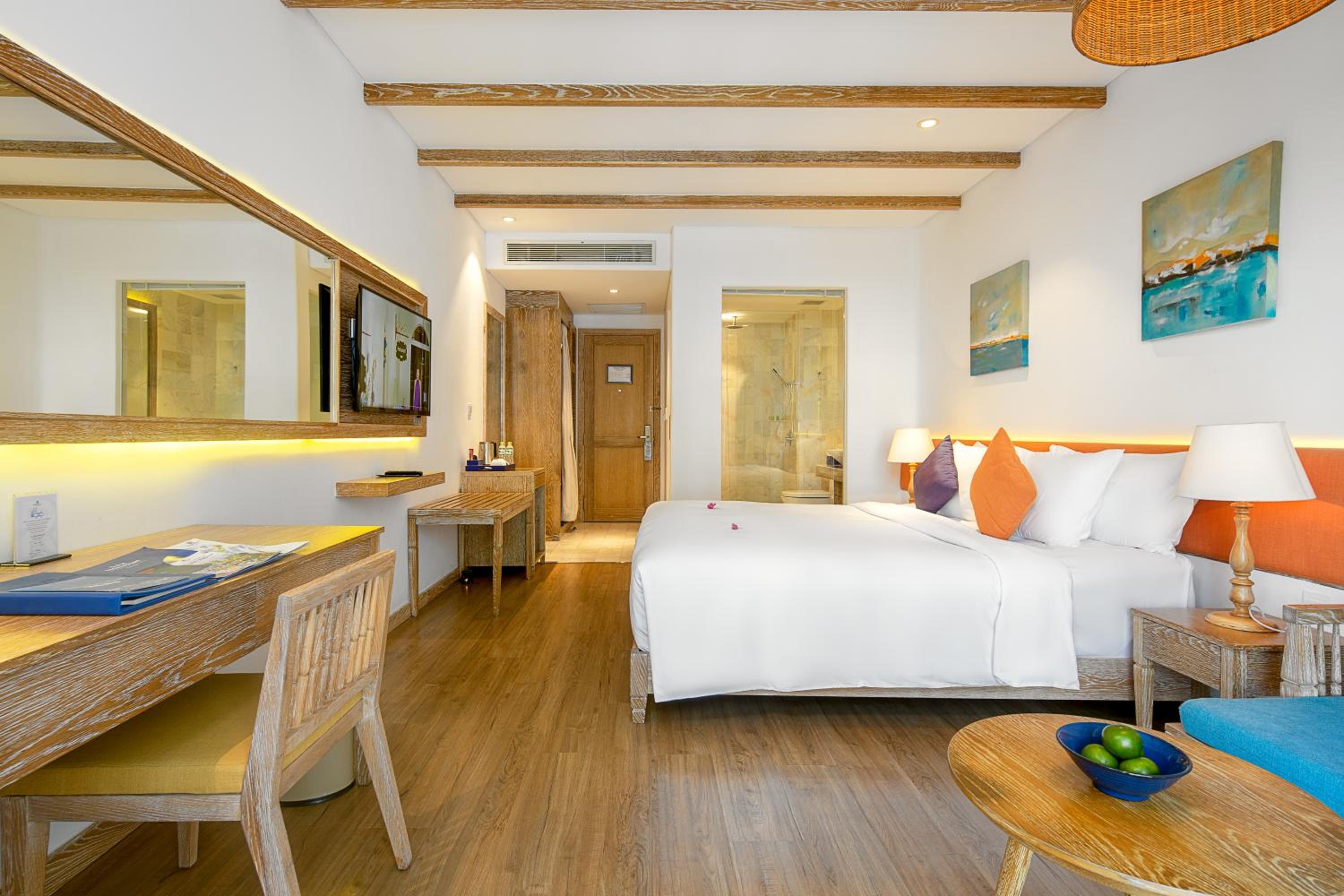 Elite Deluxe King Room with Balcony - Pool/City View