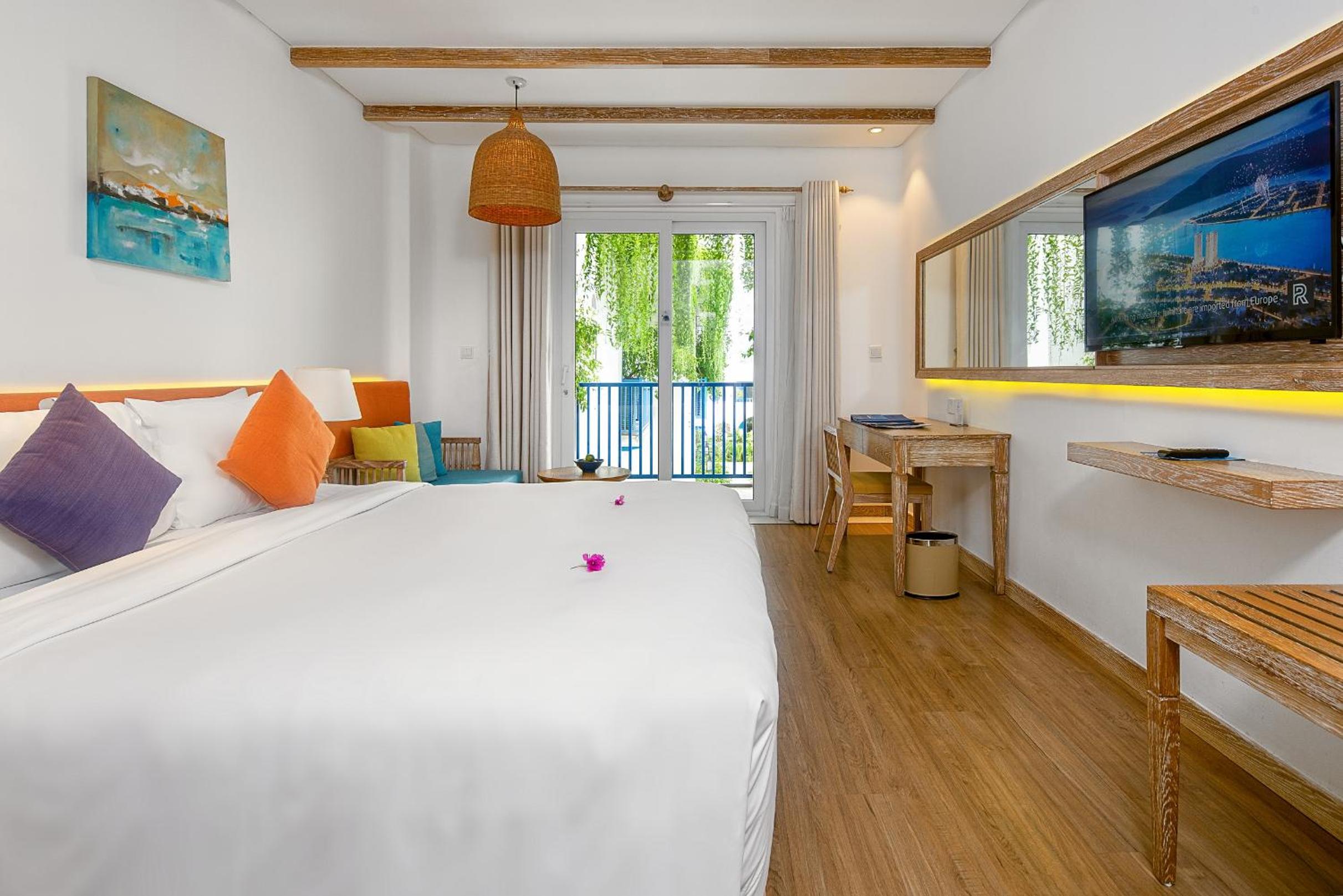 Elite Deluxe King Room with Balcony - Pool/City View