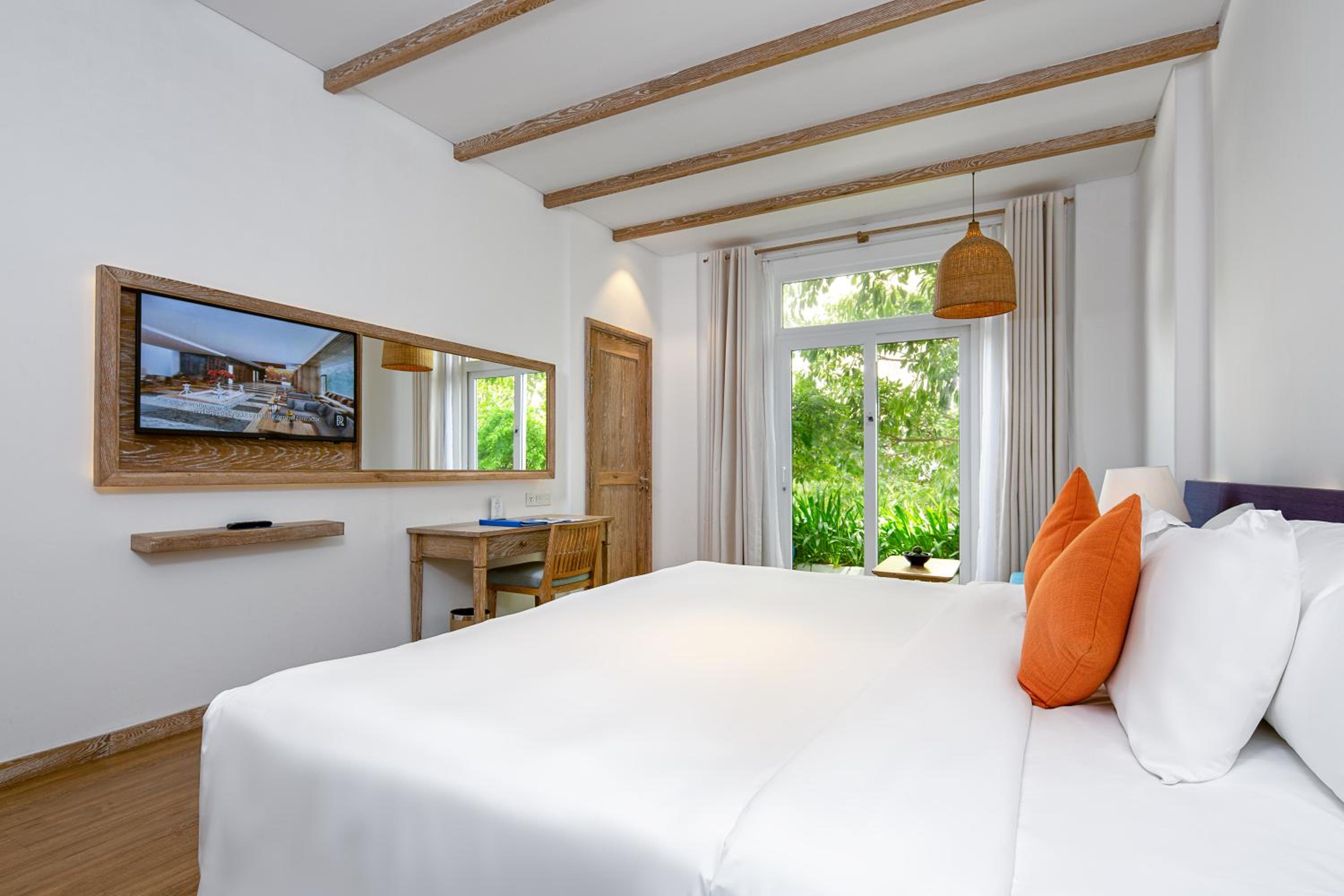 Elite Deluxe King Room with Balcony - Pool/City View