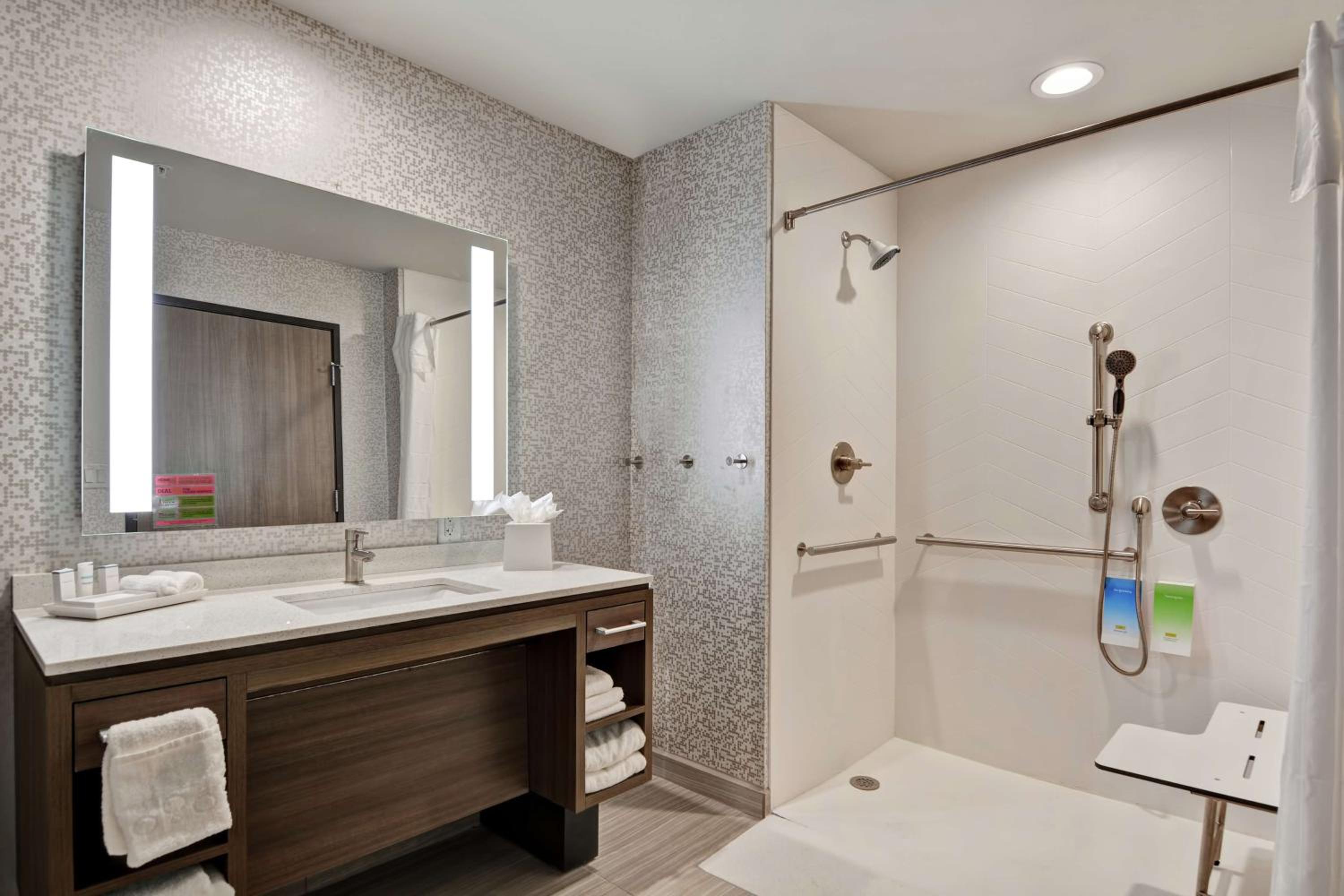 Queen Studio Suite with Roll-In Shower - Mobility Access/Non-Smoking