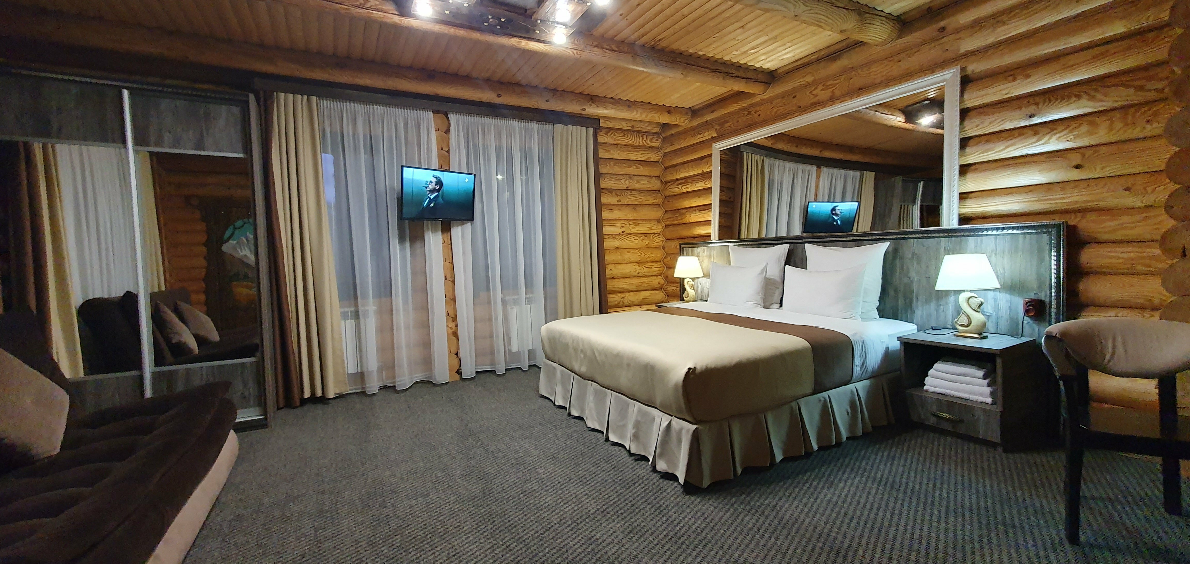 Делюкс-комфорт с двуспальной кроватью и диваном