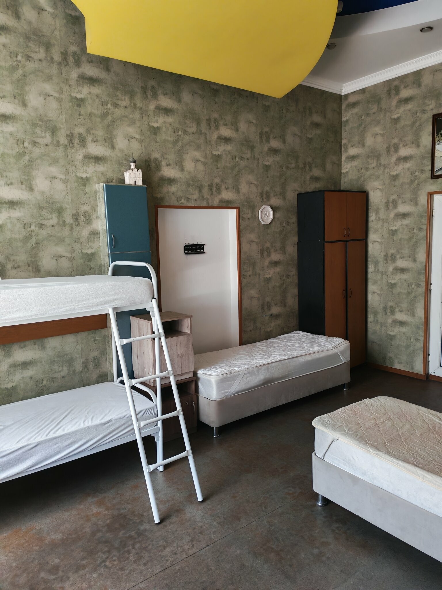 Койко-место в шестиместном мужском номере №2 с дущем и туалетом