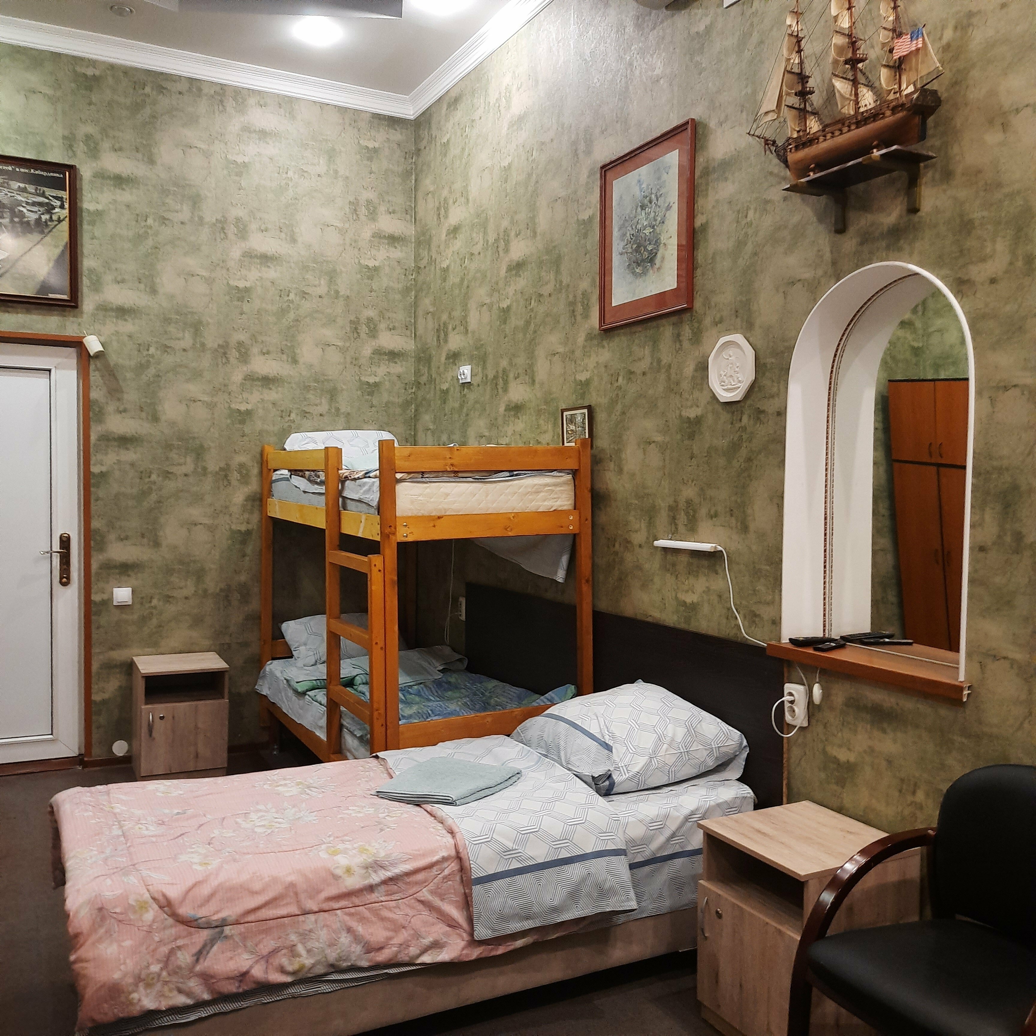 Койко-место в шестиместном мужском номере №2 с дущем и туалетом