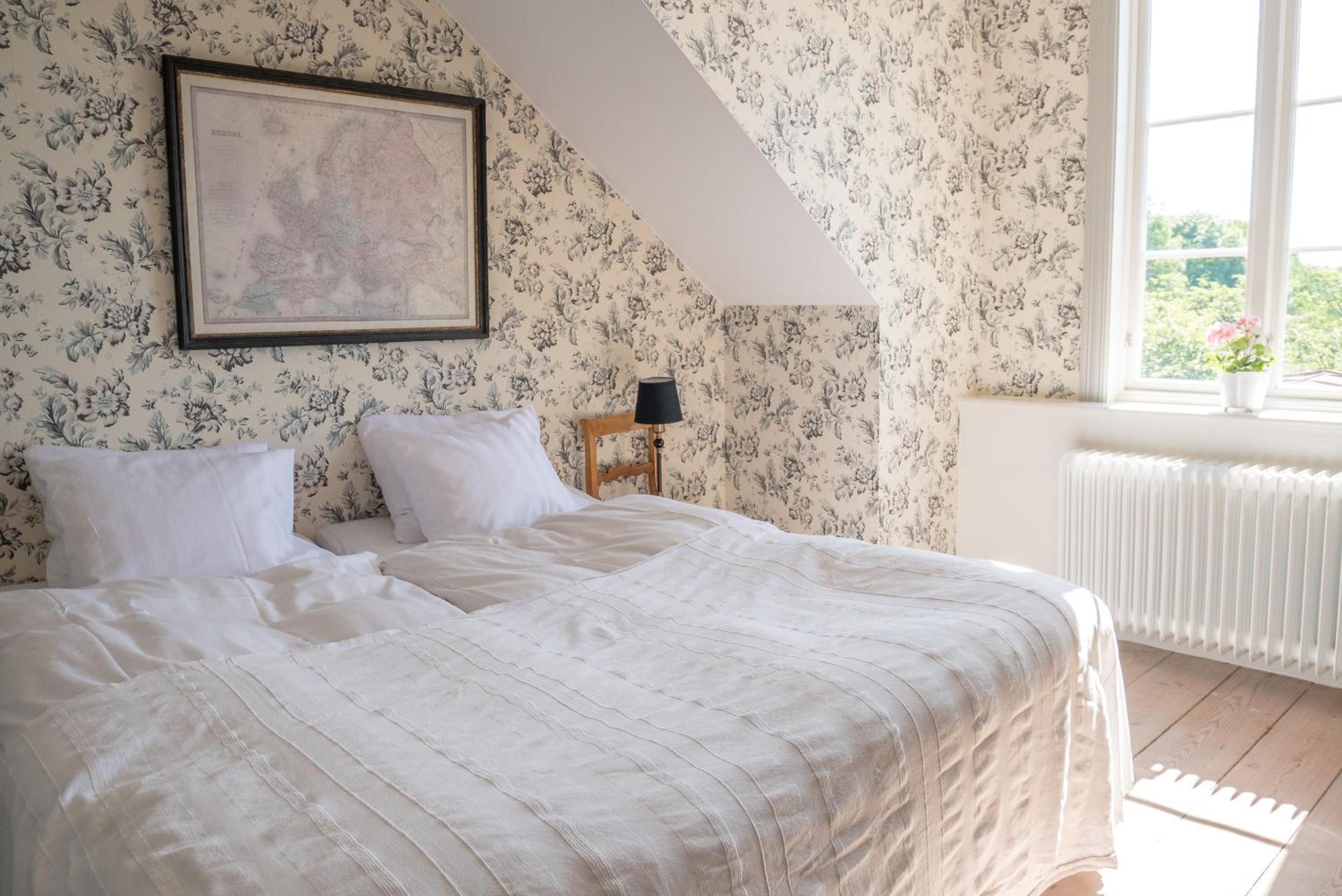 Deluxe Double Room with Side Sea View