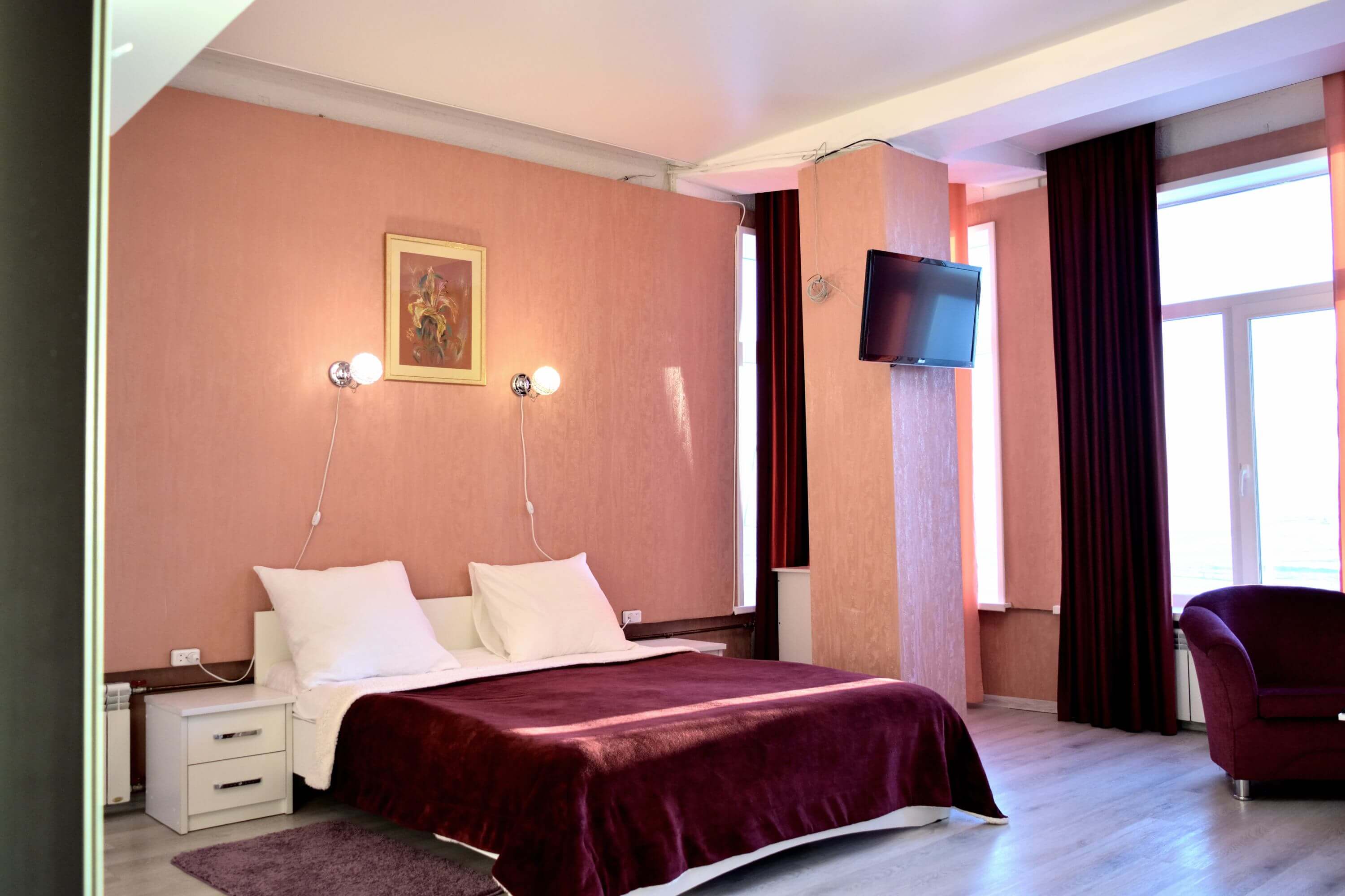 №9. Семейный номер с двуспальной кроватью, диваном и видом на Байкал