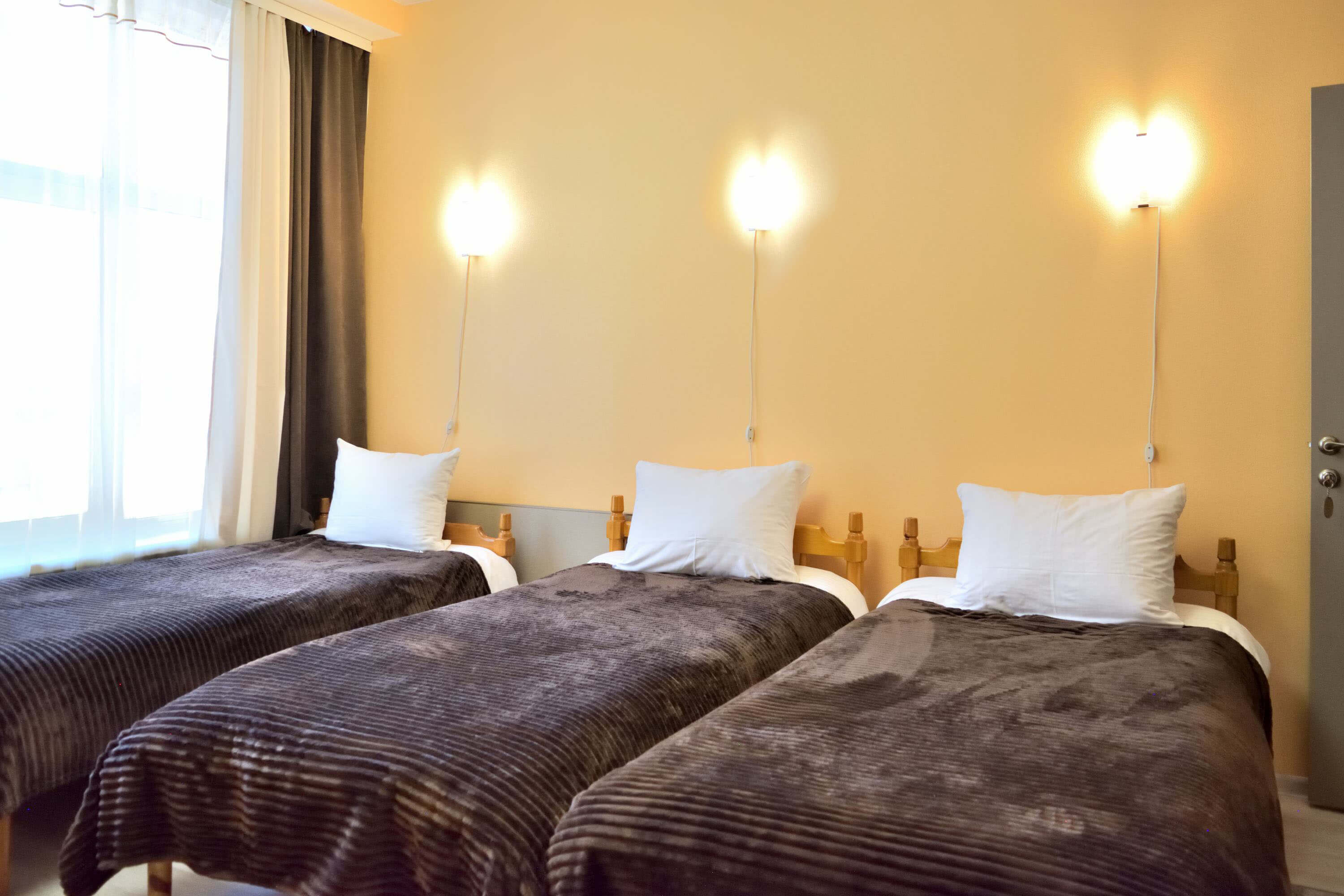 №6. Трехместный номер с дополнительным спальным местом и видом на горы