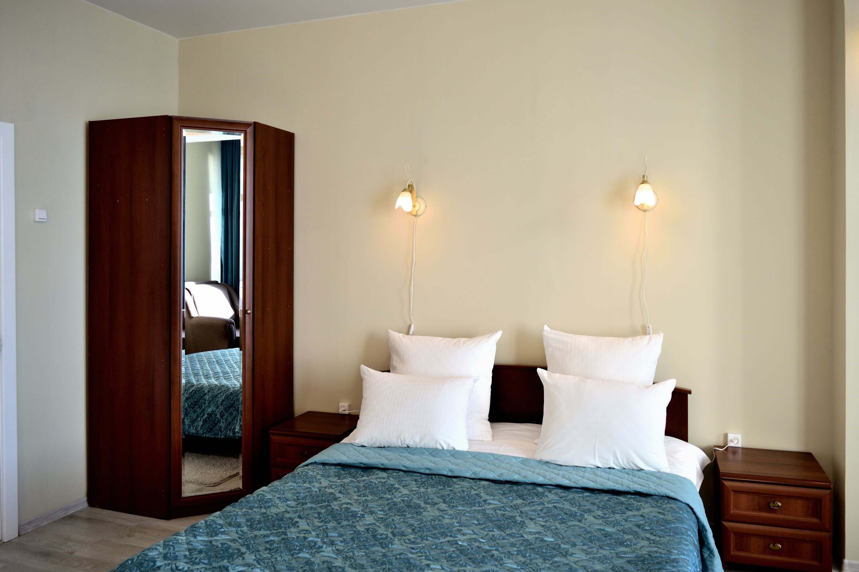 №1. Семейный номер с двуспальной кроватью, диваном и видом на Байкал