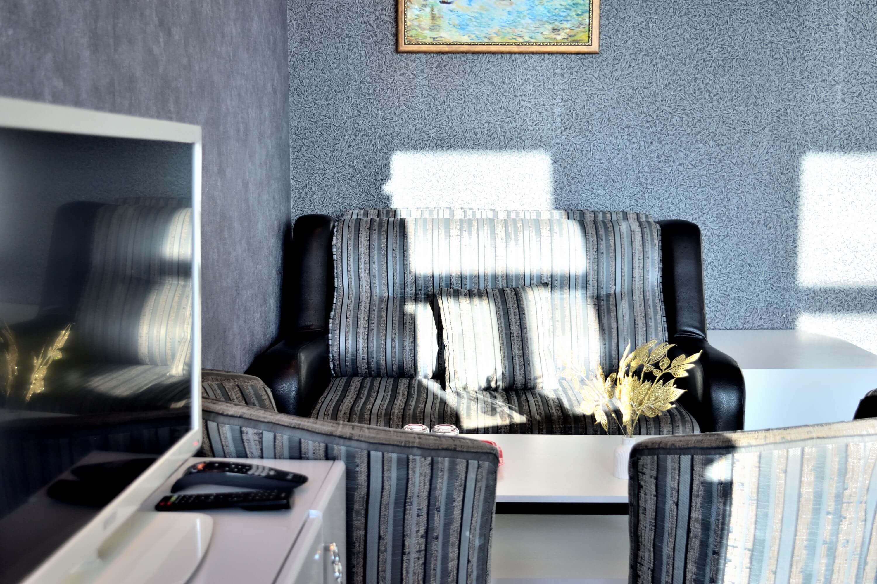 №3. Семейный номер с двуспальной кроватью, диваном и видом на Байкал