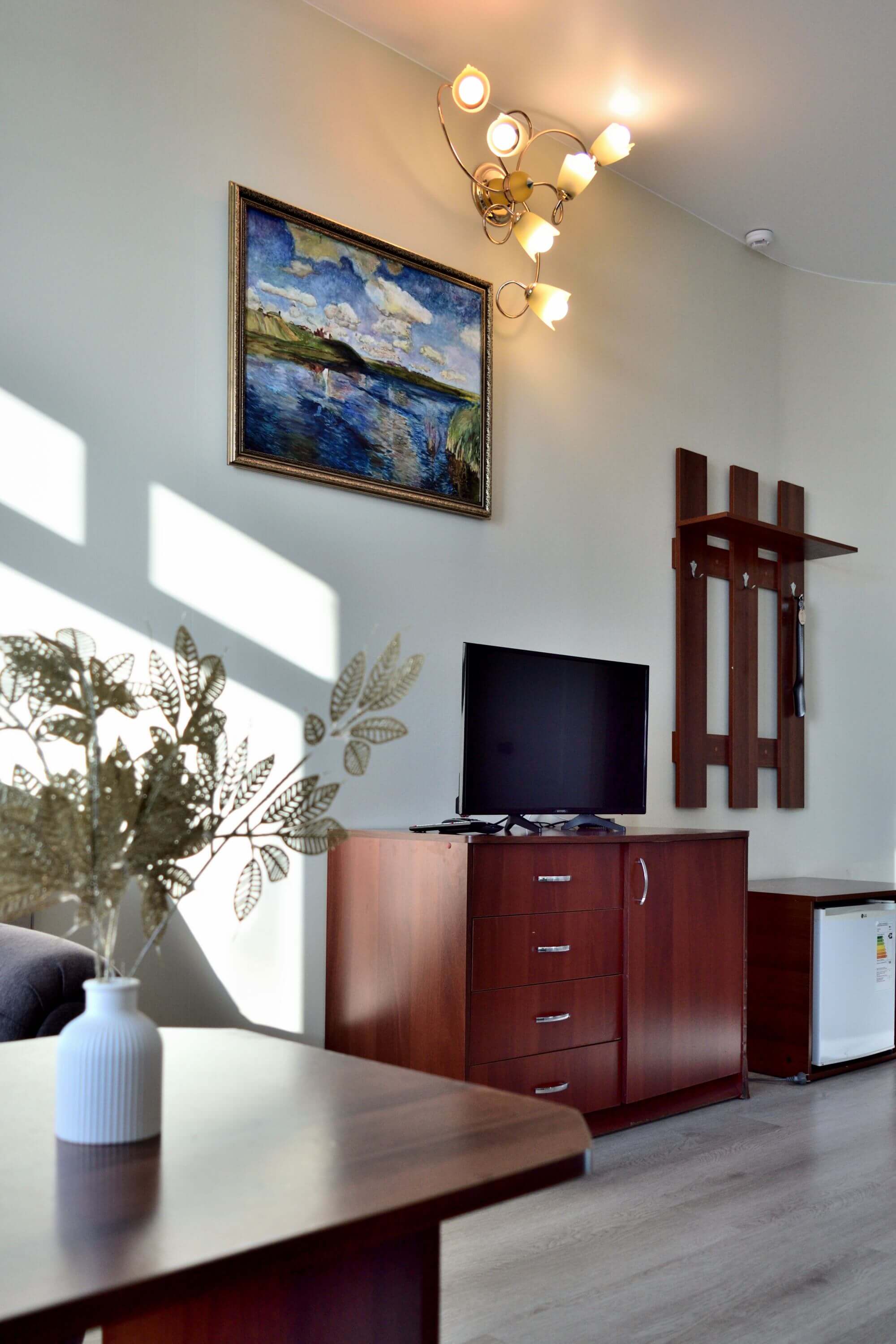 №1. Семейный номер с двуспальной кроватью, диваном и видом на Байкал