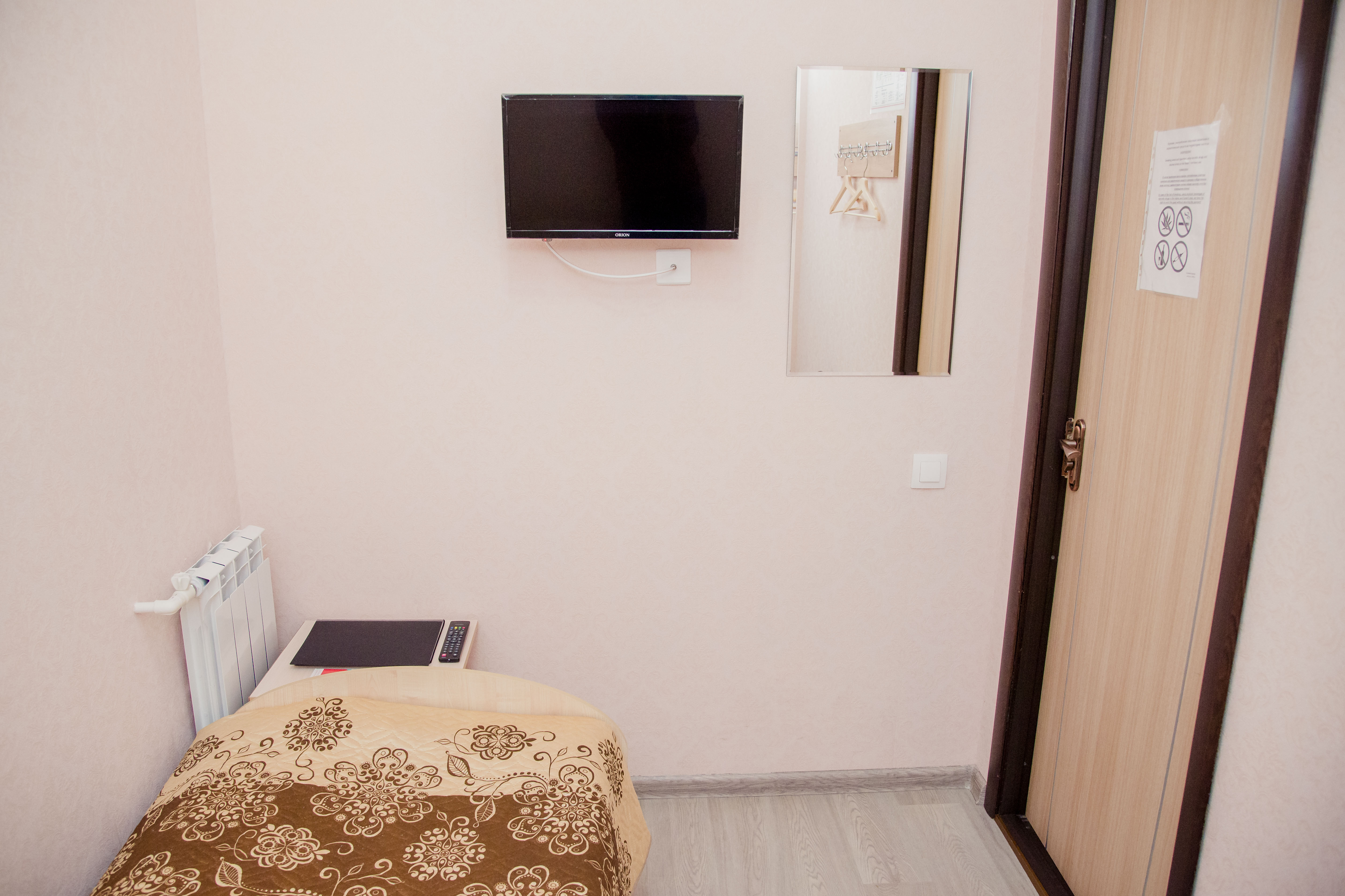 Двухместный номер с 2 отдельными кроватями и общей ванной комнатой