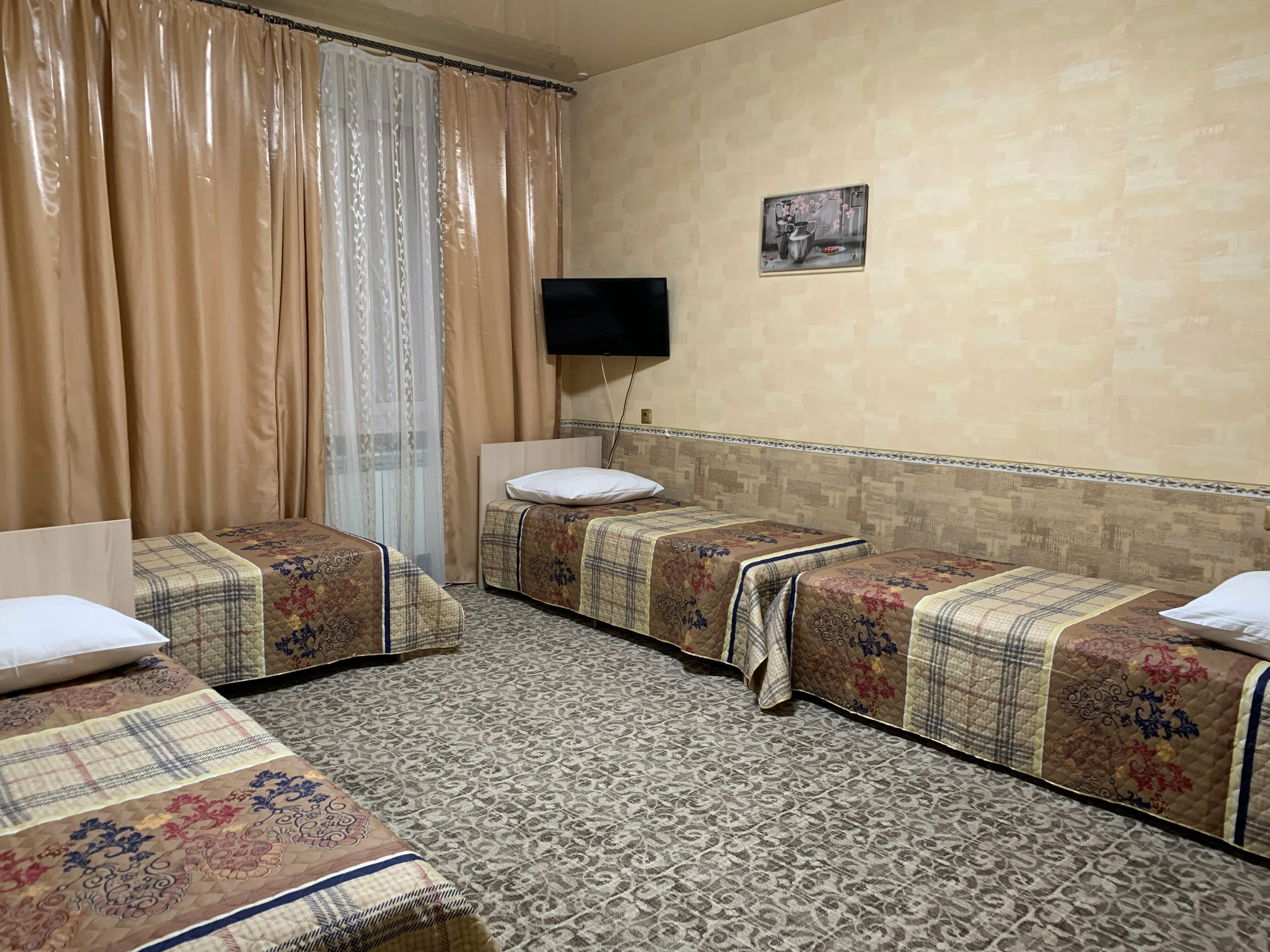 ЧЕТЫРЕХМЕСТНЫЙ СТАНДАРТ (три раздельные кровати и диван)