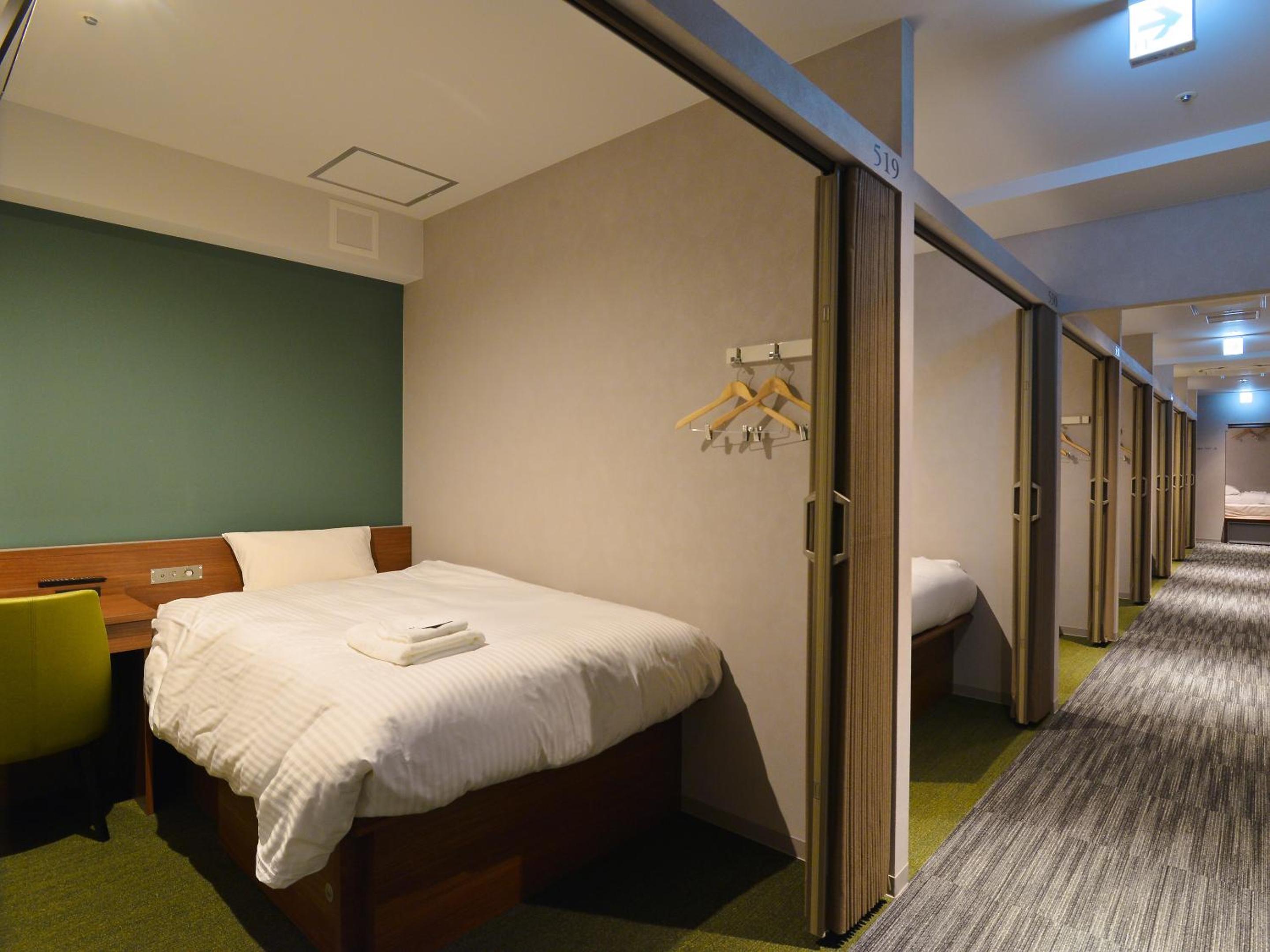 Deluxe Capsule Room - Male Only