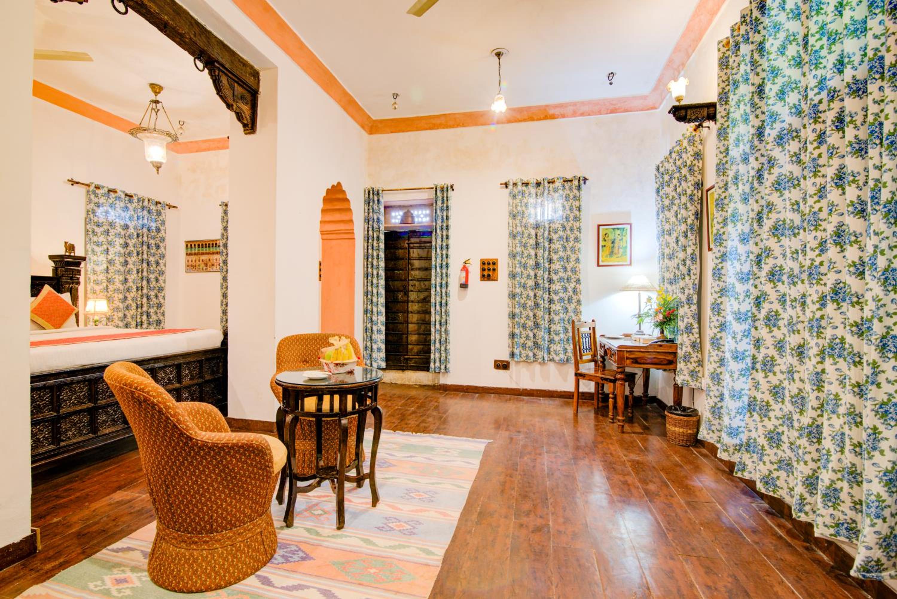 Club Room Living Area ((Enjoy Hi-Tea with Cookie)