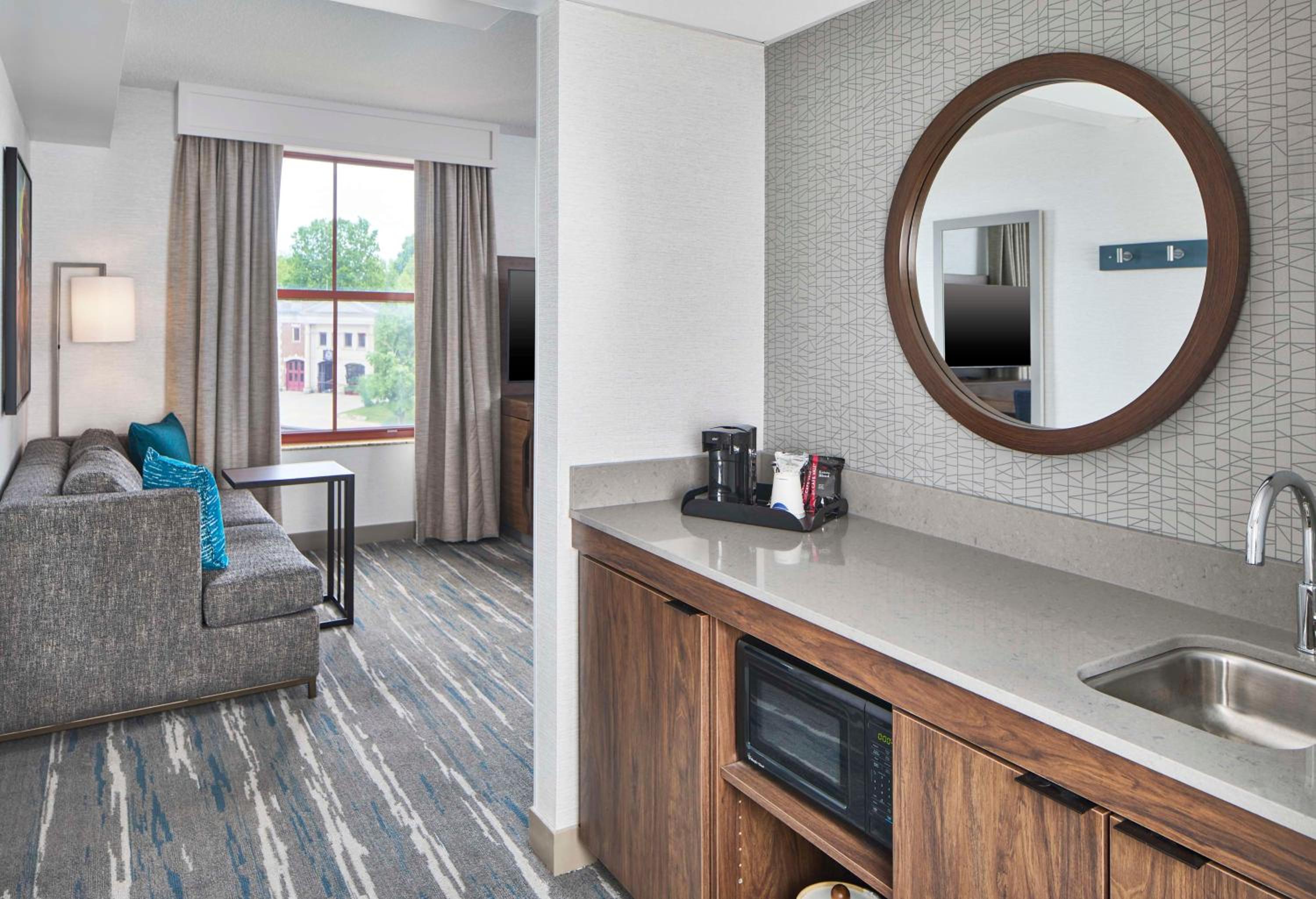 King Studio with Sofa Bed and Wet Bar