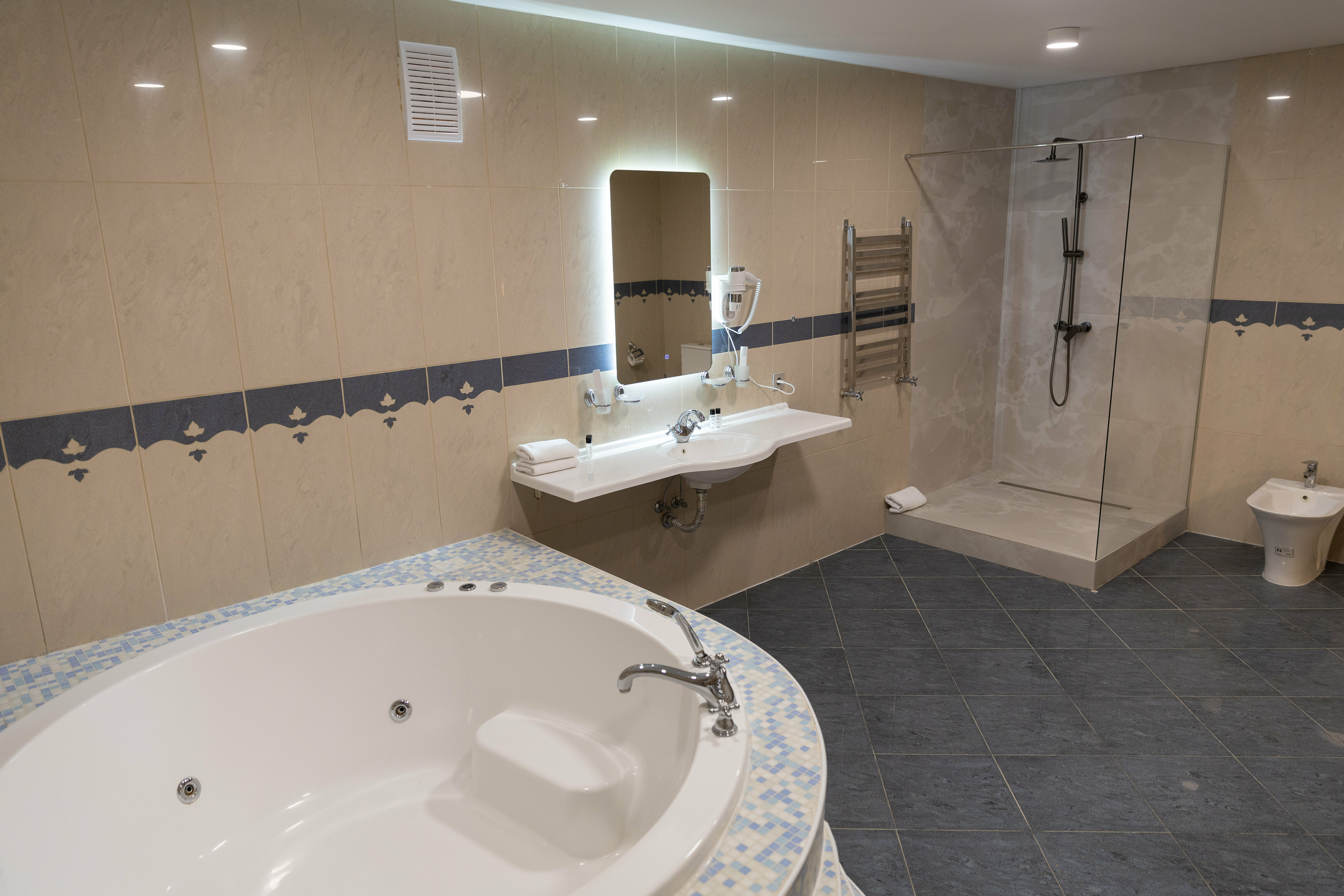 Люкс с кроватью размера «king-size» и гидромассажной ванной