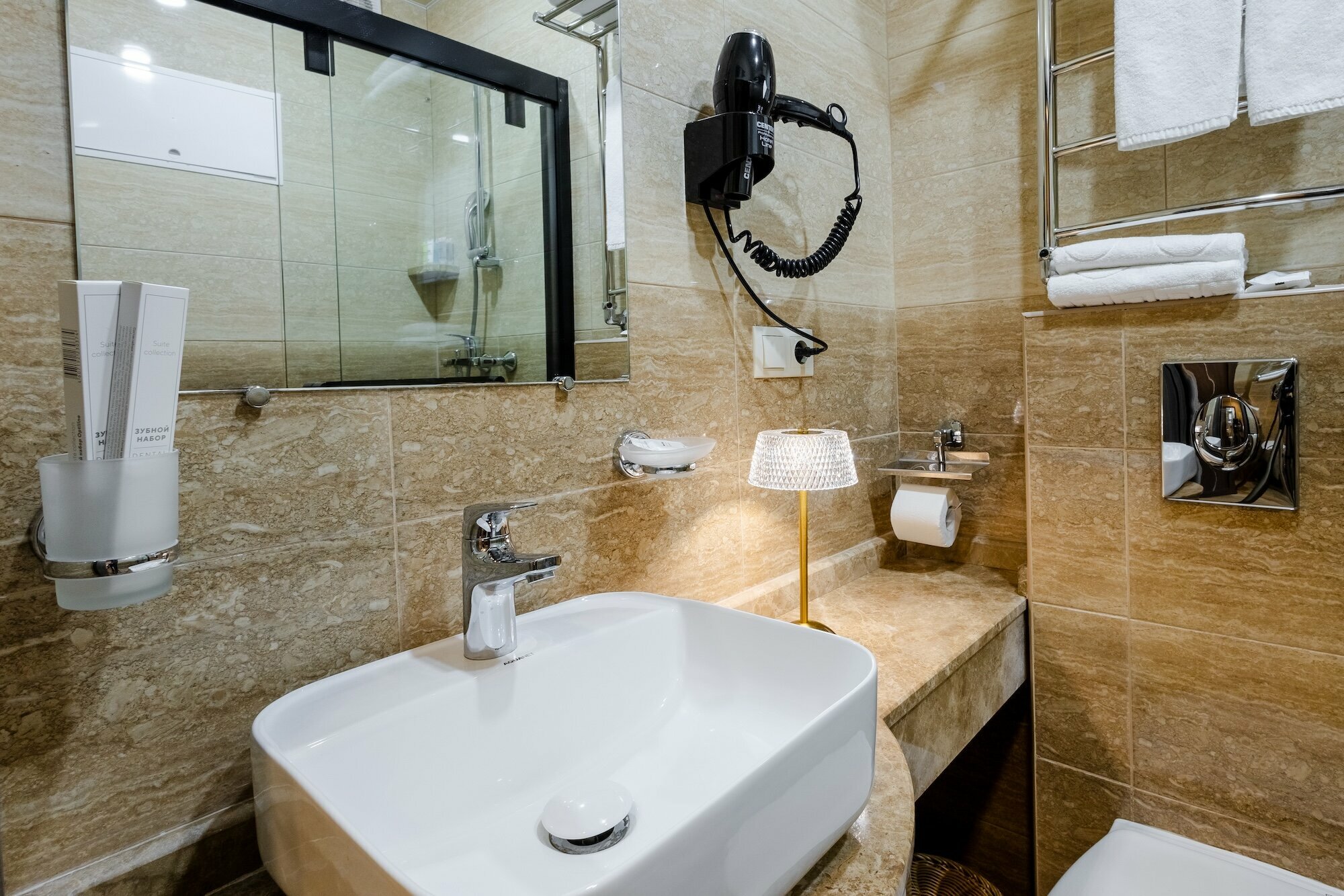 Улучшенный стандарт с одной двуспальной или двумя односпальными кроватями и балконом