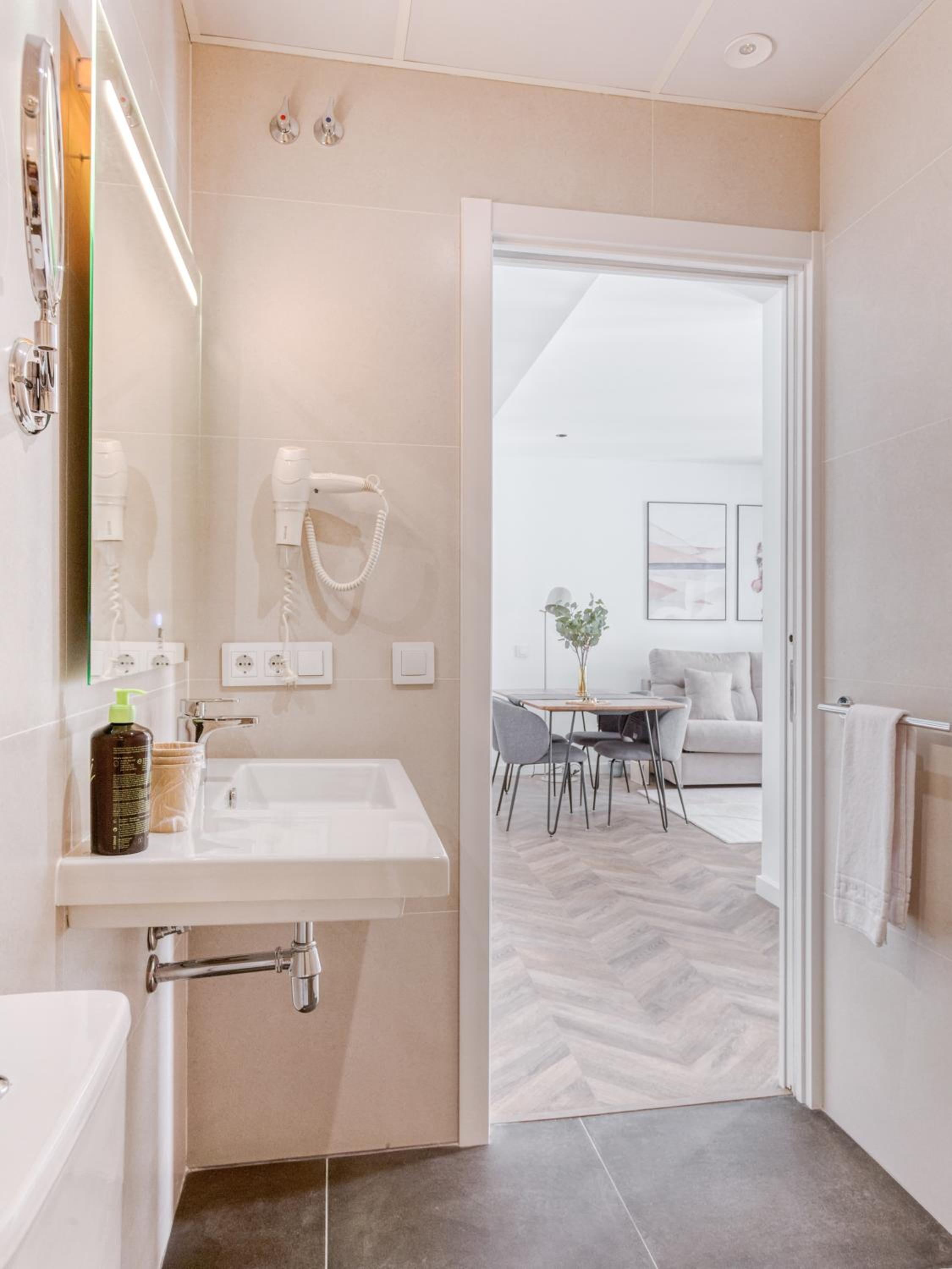 One-Bedroom Apartment XL