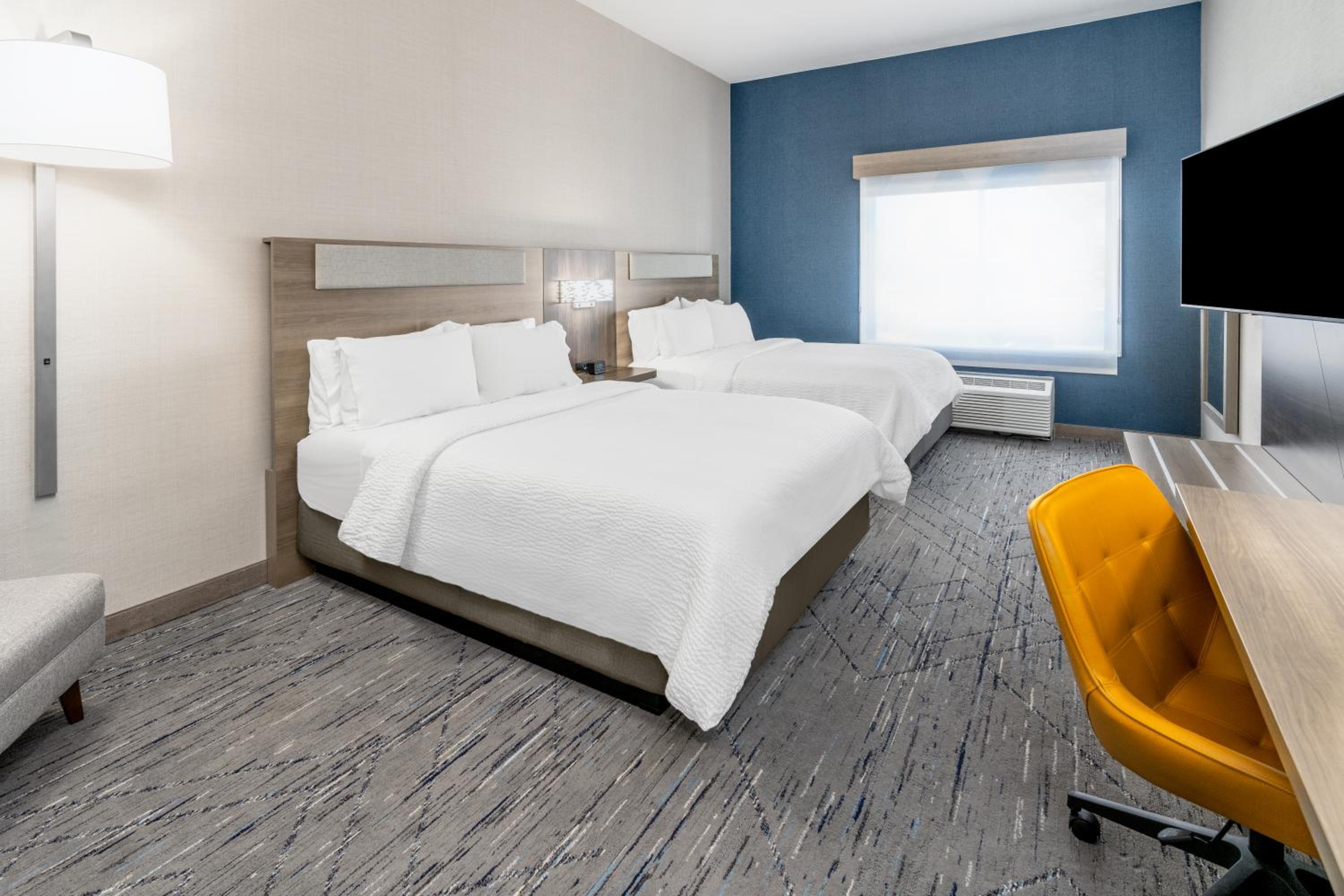 Standard Queen Room with Two Queen Beds and Tub - Mobility/Communications Accessible