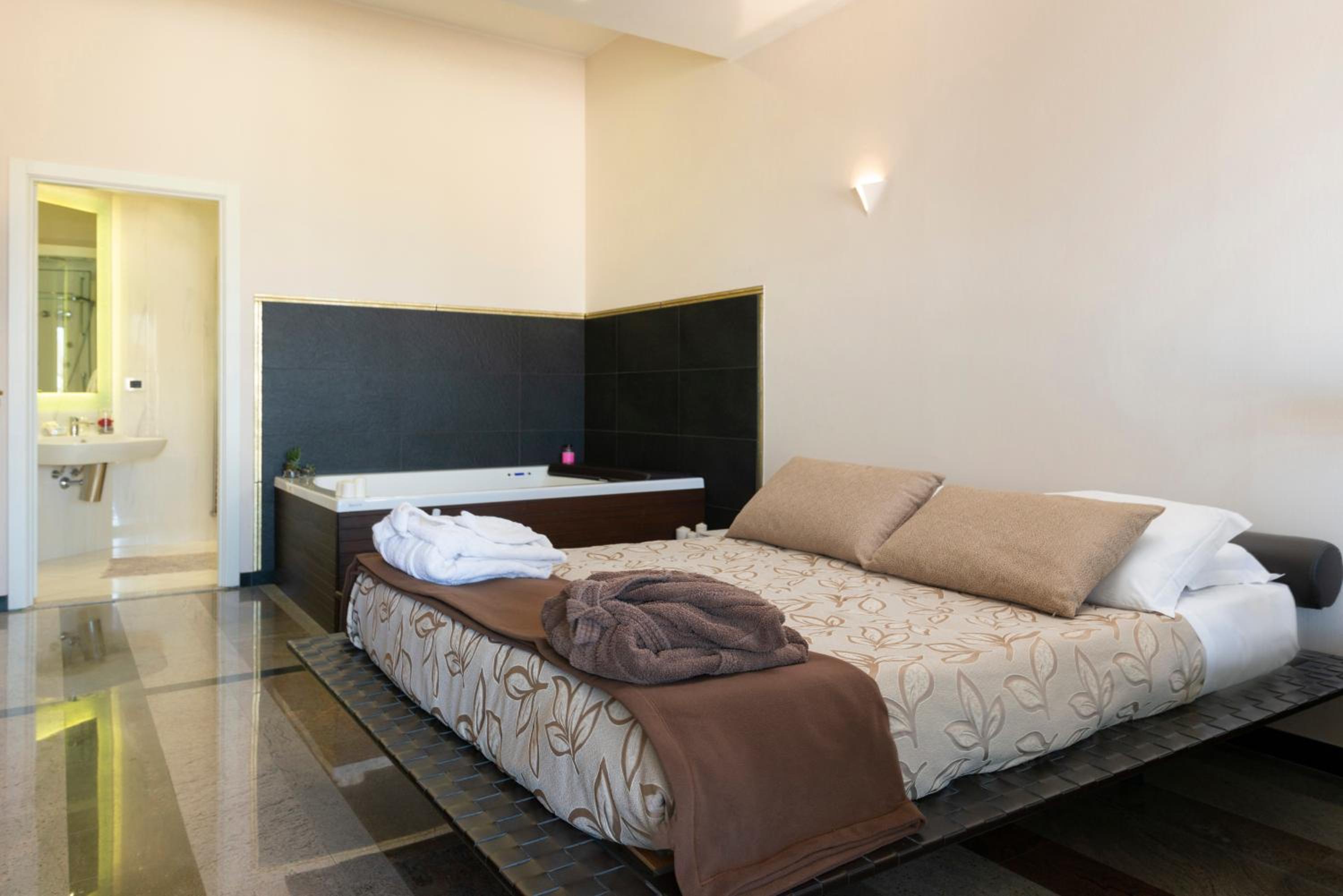 Deluxe Suite with Spa Bath and Private Garden