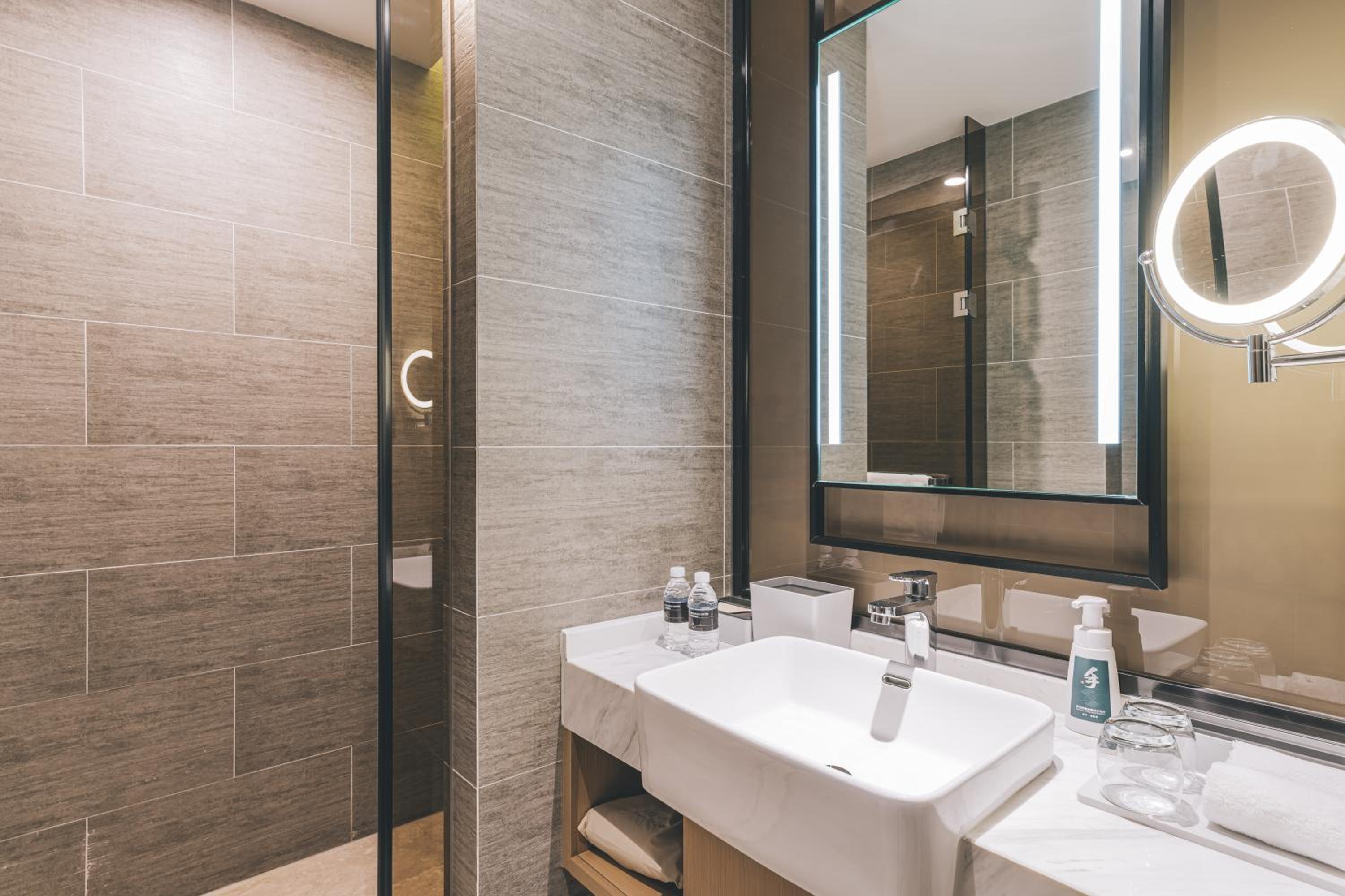 Superior Twin Room(Free Night Snacks+ Free Mini Bar)