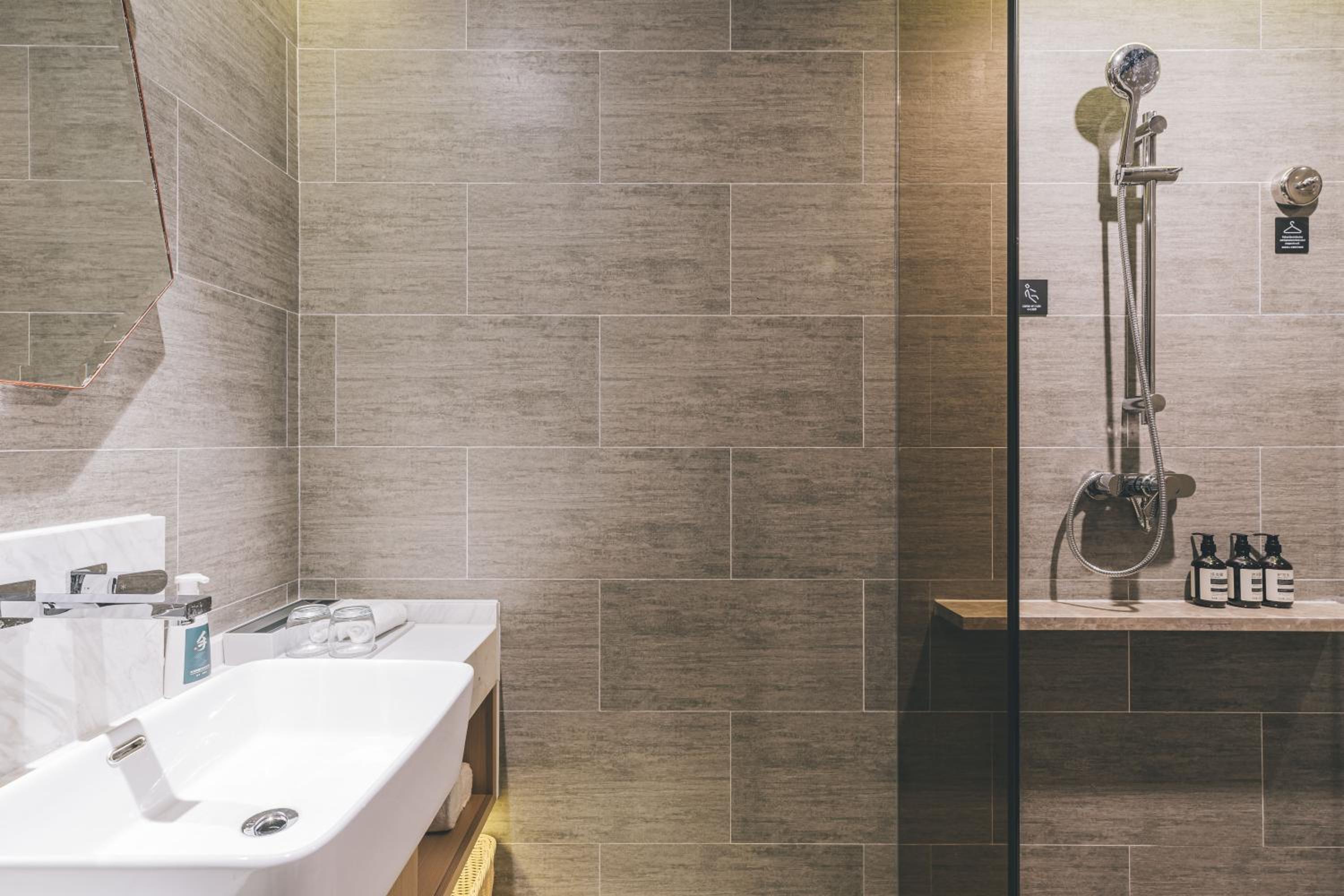 Superior Twin Room(Free Night Snacks+ Free Mini Bar)