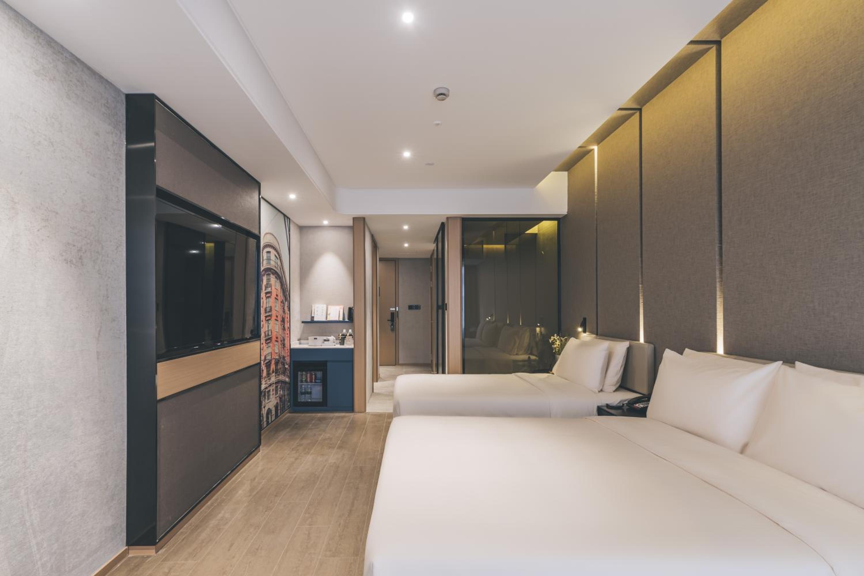 Superior Twin Room(Free Night Snacks+ Free Mini Bar)