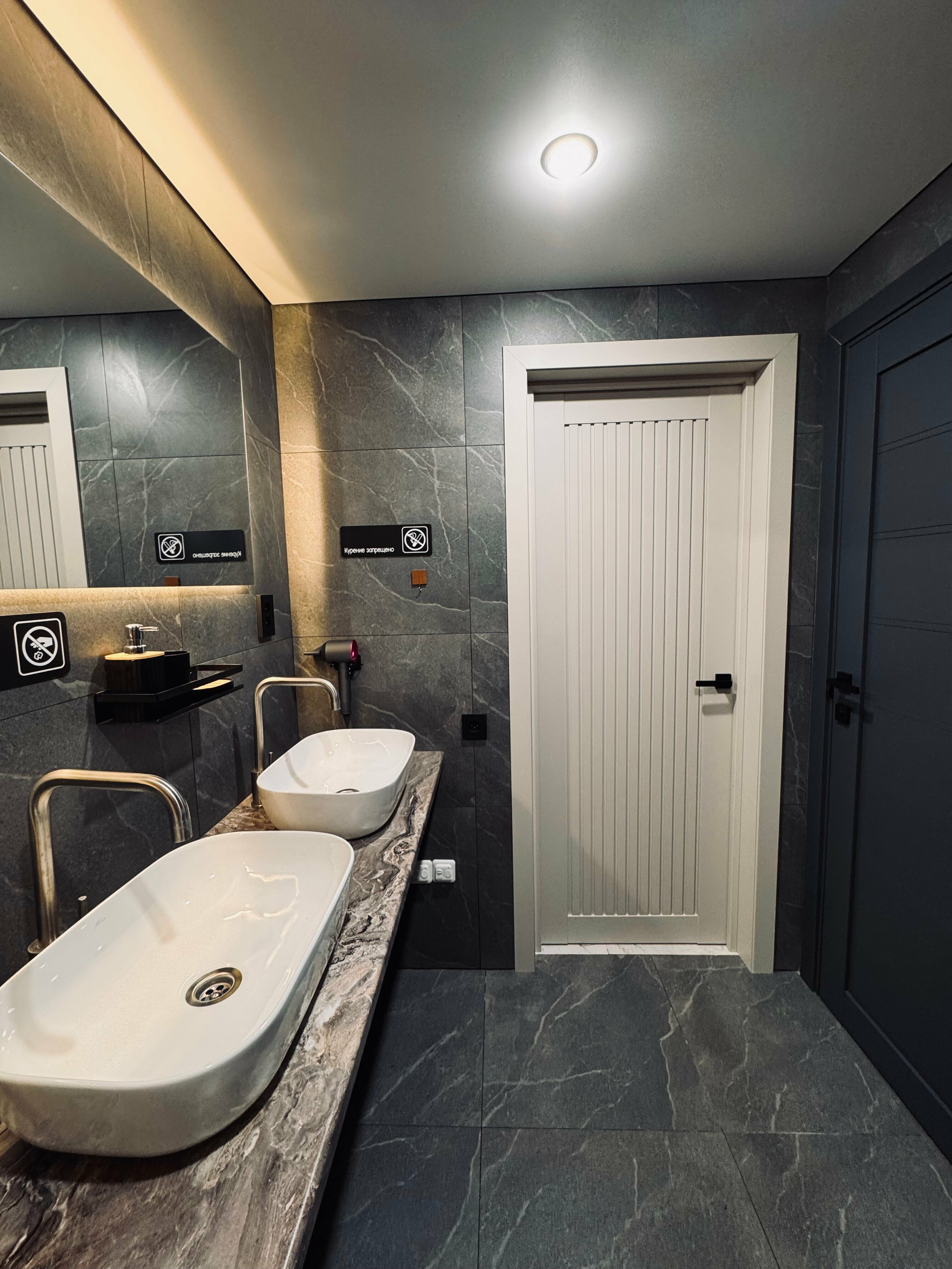 Спальное место на двухъярусной кровати 1400х2000 мм в индивидуальном номере.