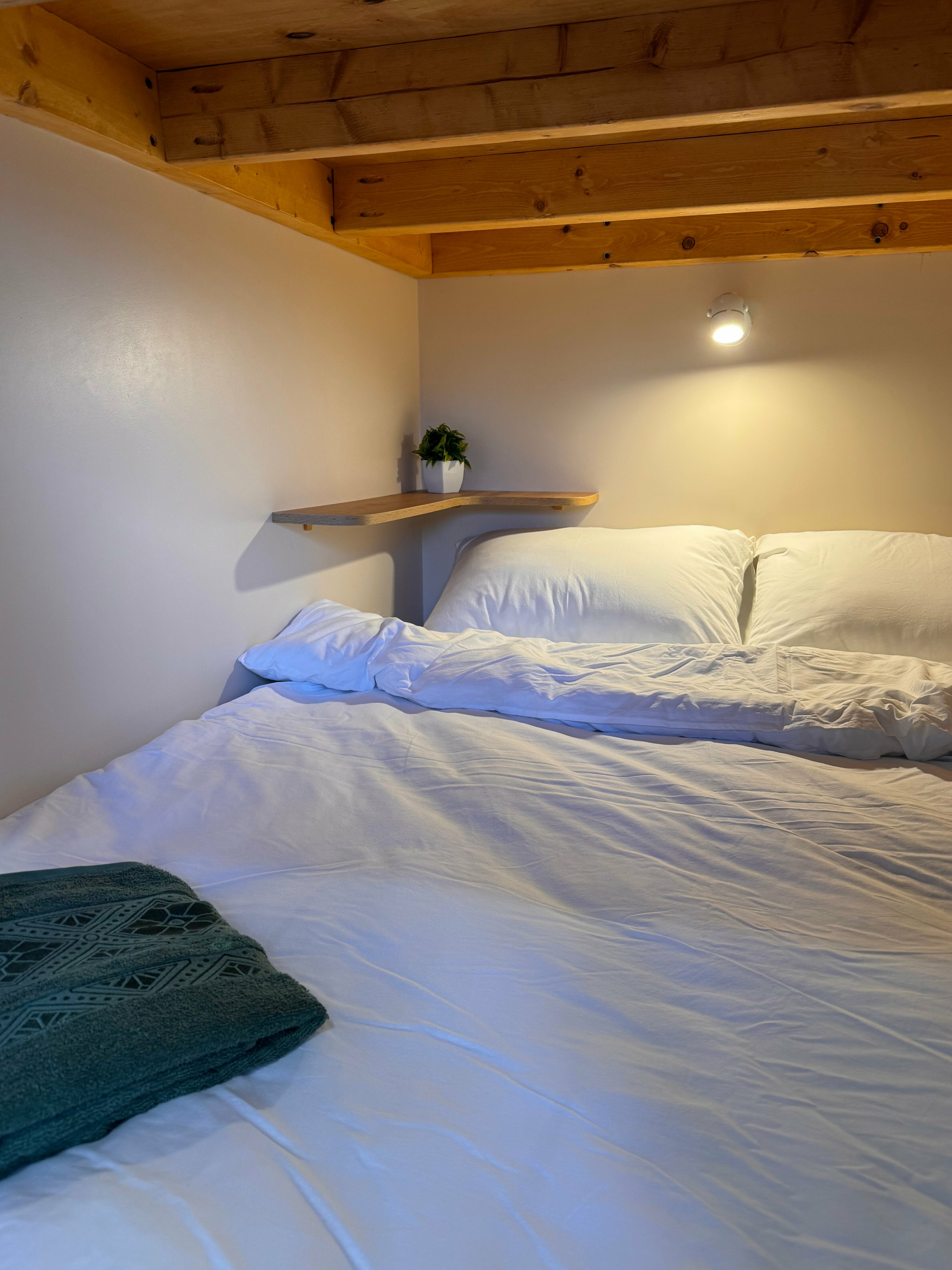 Спальное место на двухъярусной кровати 1400х2000 мм в индивидуальном номере.