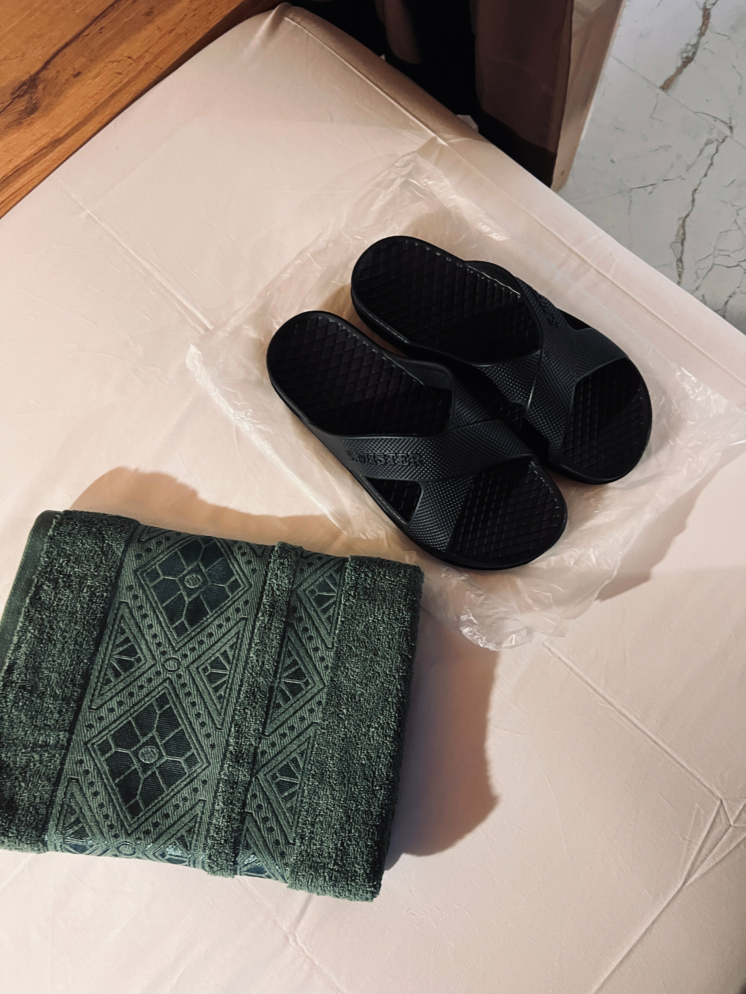 Спальное место на двухъярусной кровати 1400х2000 мм в общем номере для мужчин и женщин.