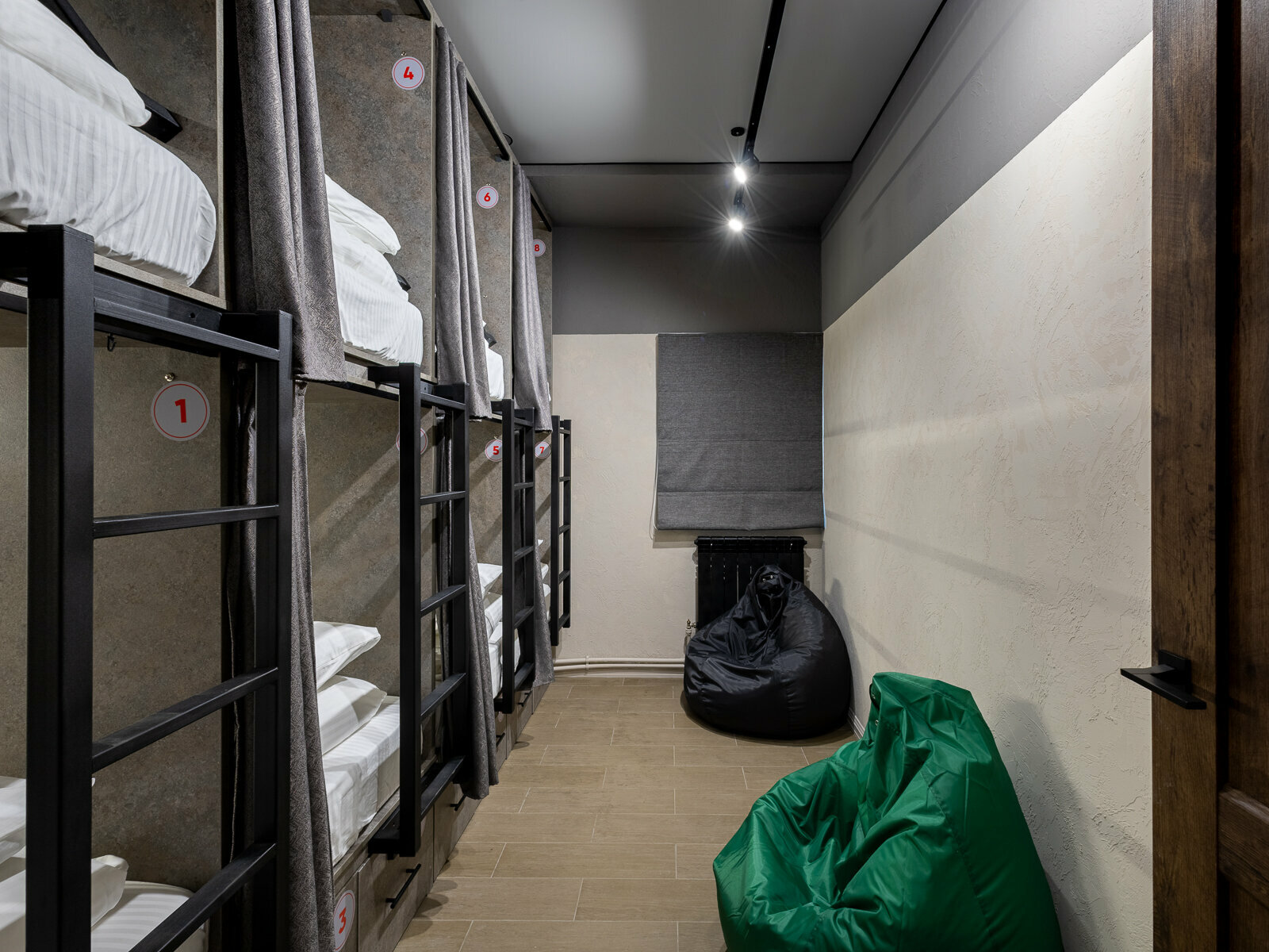 Спальное место на двухъярусной кровати в общем номере для мужчин и женщин