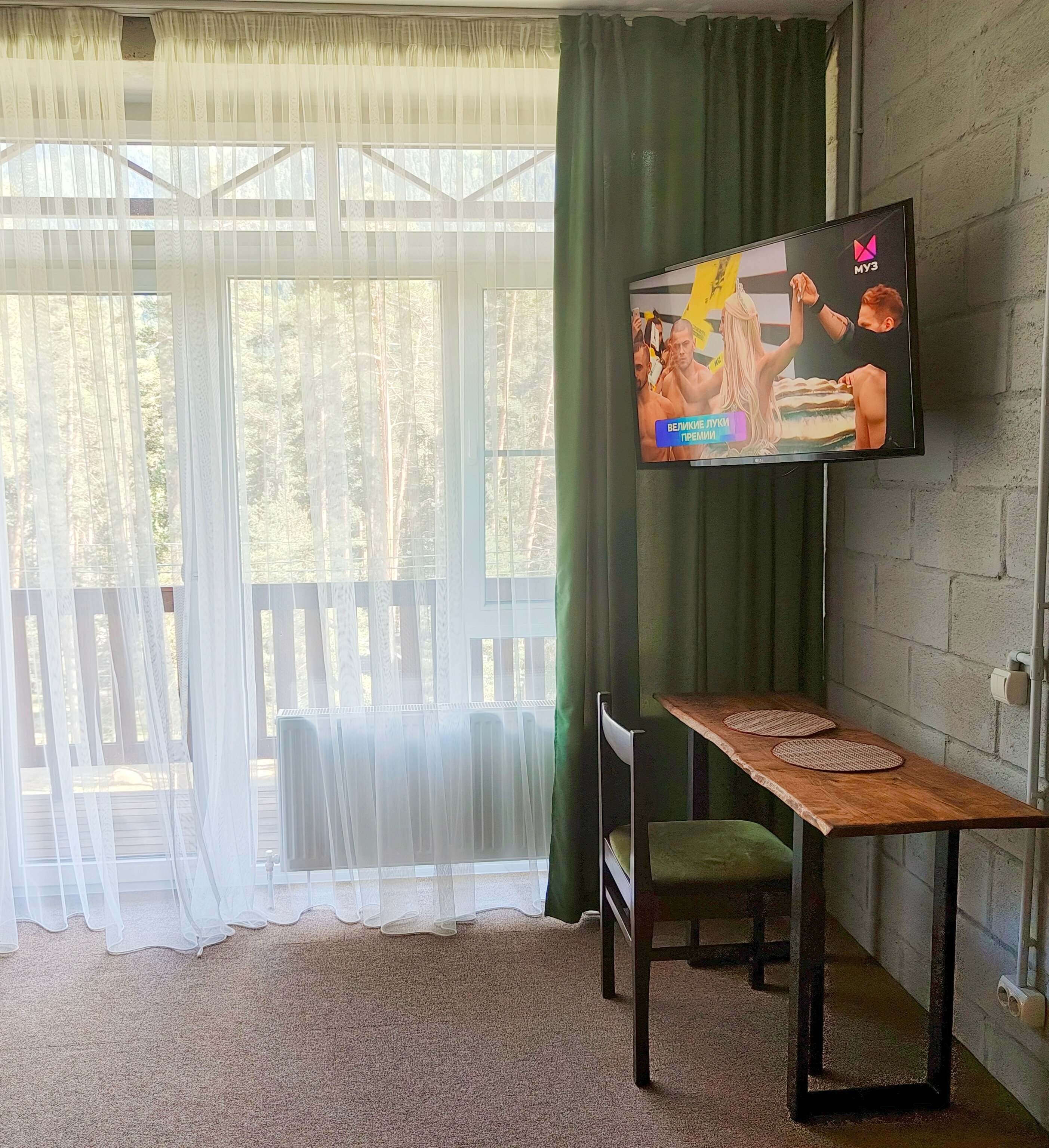 Трехместный номер с видом на горы