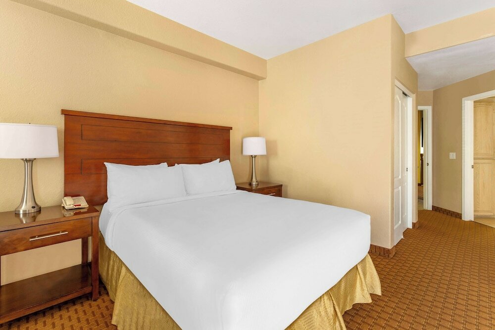 2 BEDROOM 1 KING 1 QUEEN SUITE W/ SOFABED