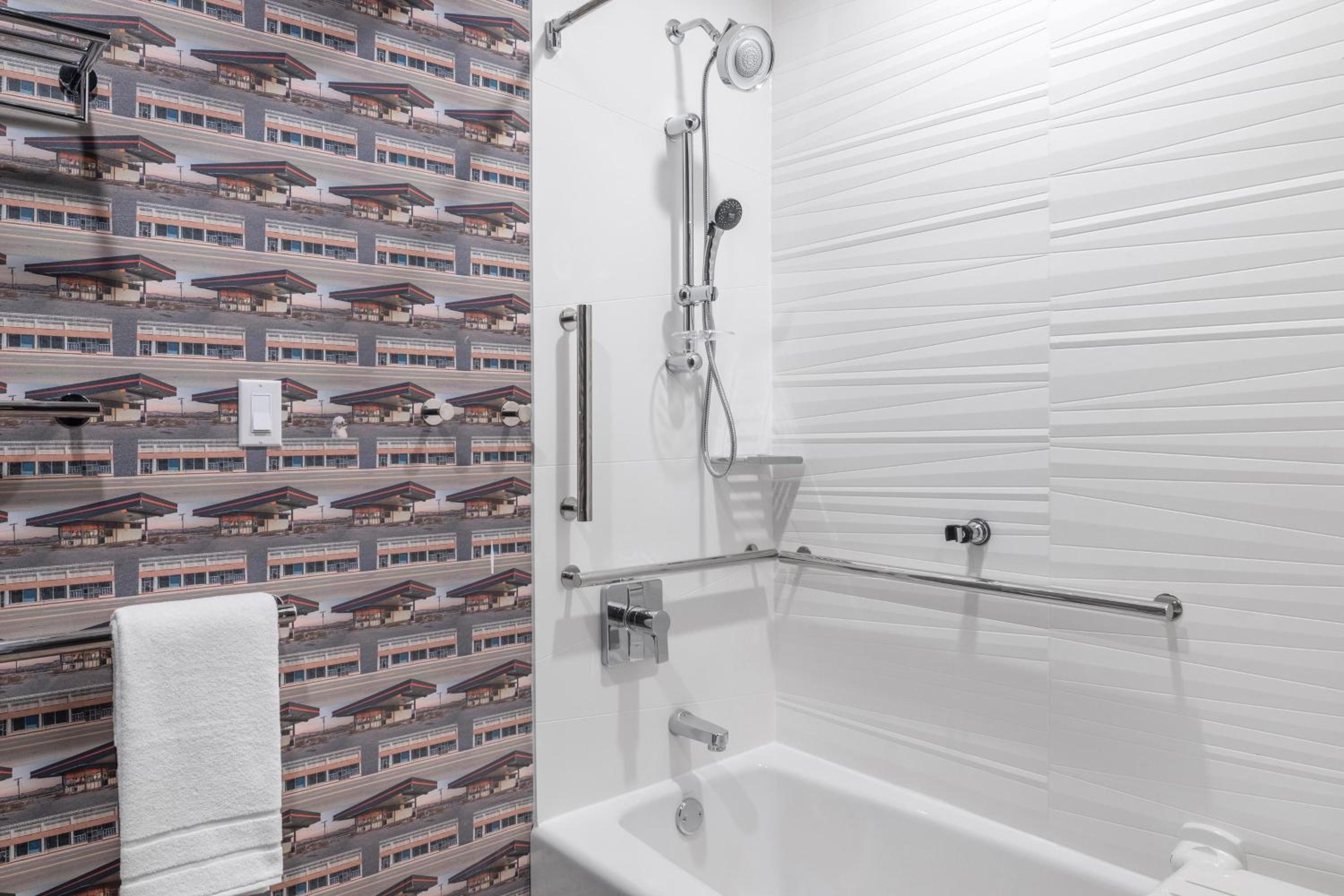 Savvy Junior Queen Suite with Adapted Tub - Mobility Accessible