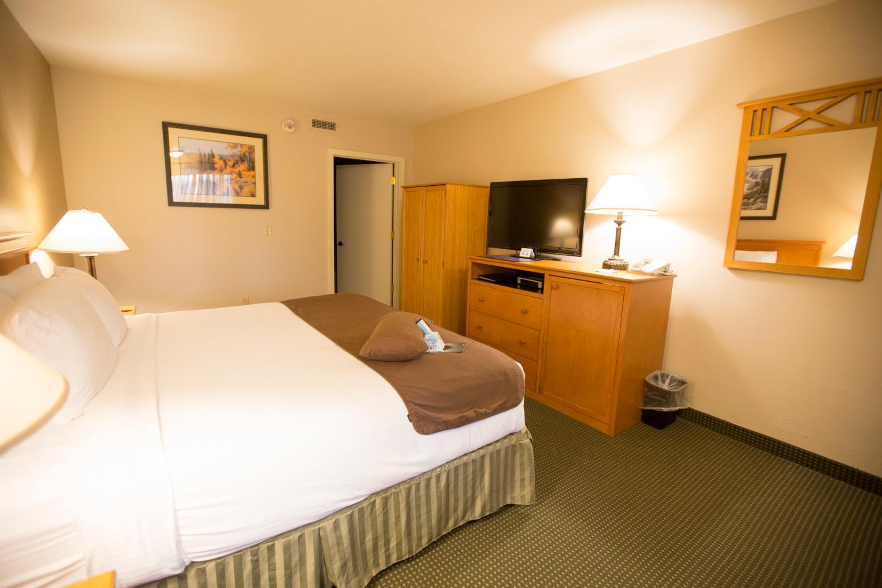 King Room with Futon and Balcony - Non-Smoking
