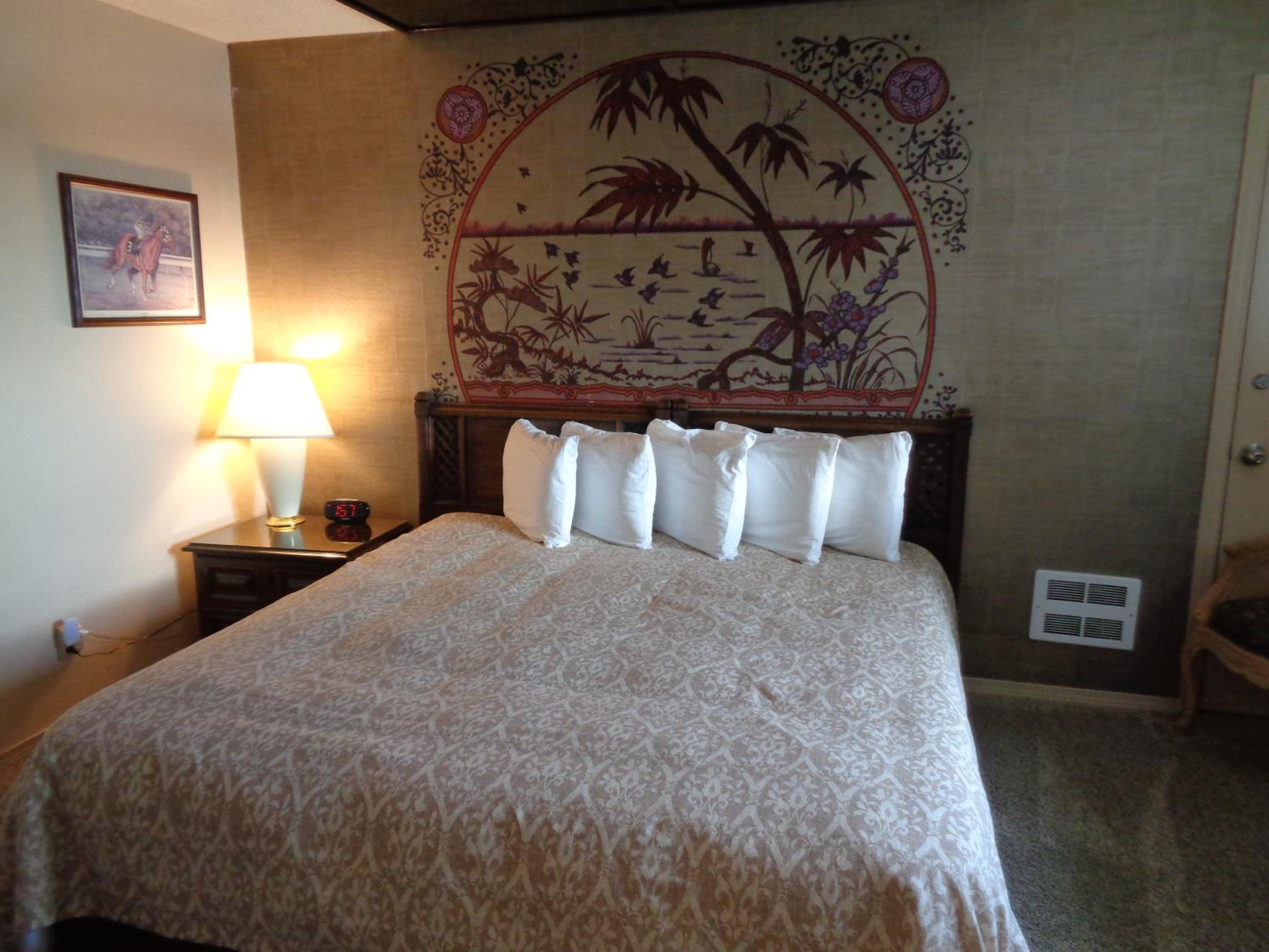 3 Bedroom Penthouse, (2 Kings, 1 Queen), View, Dog Friendly "John Wayne Suite"