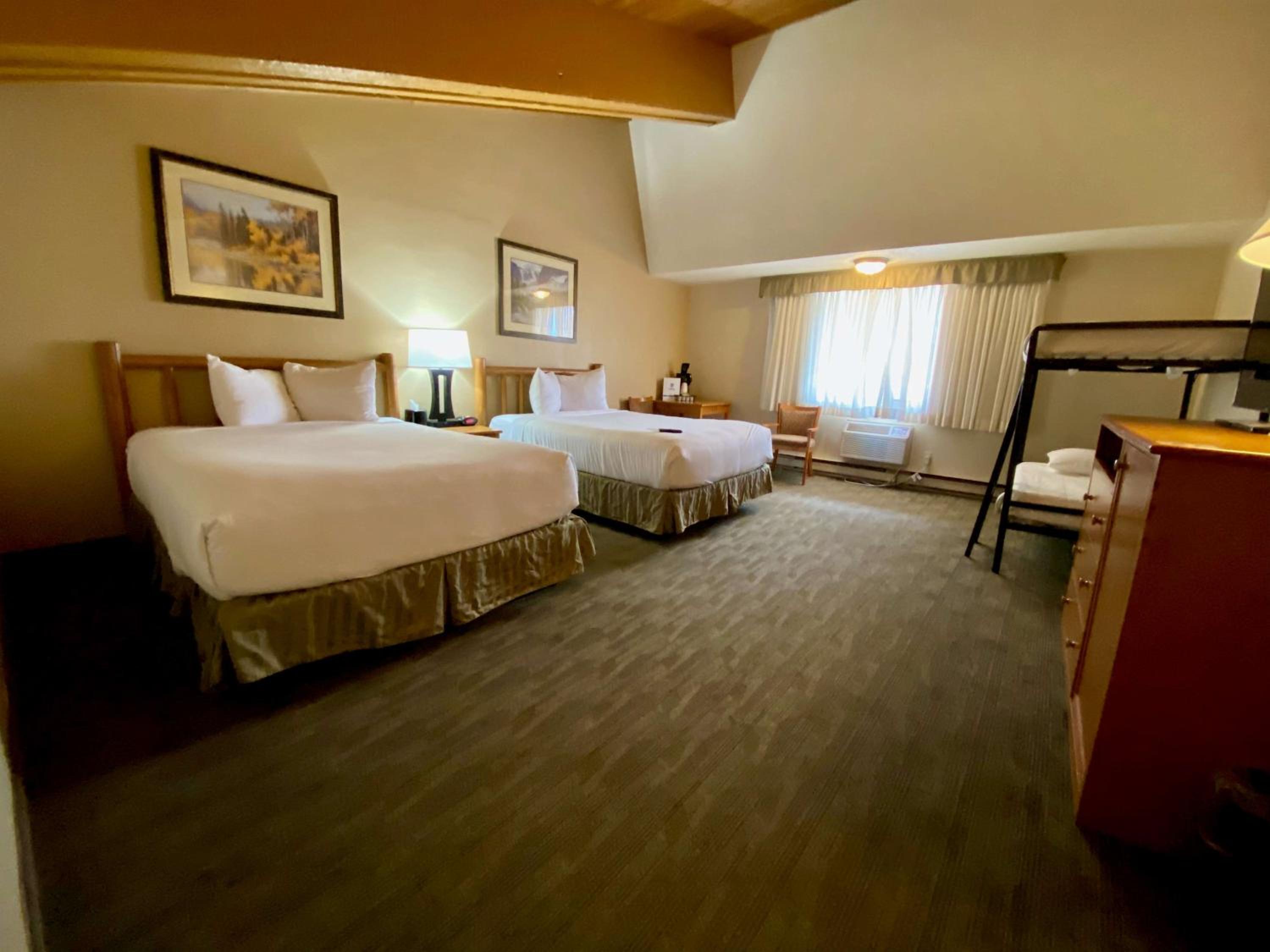 Family Room With Two Queen Beds And One Set Bunk Beds
