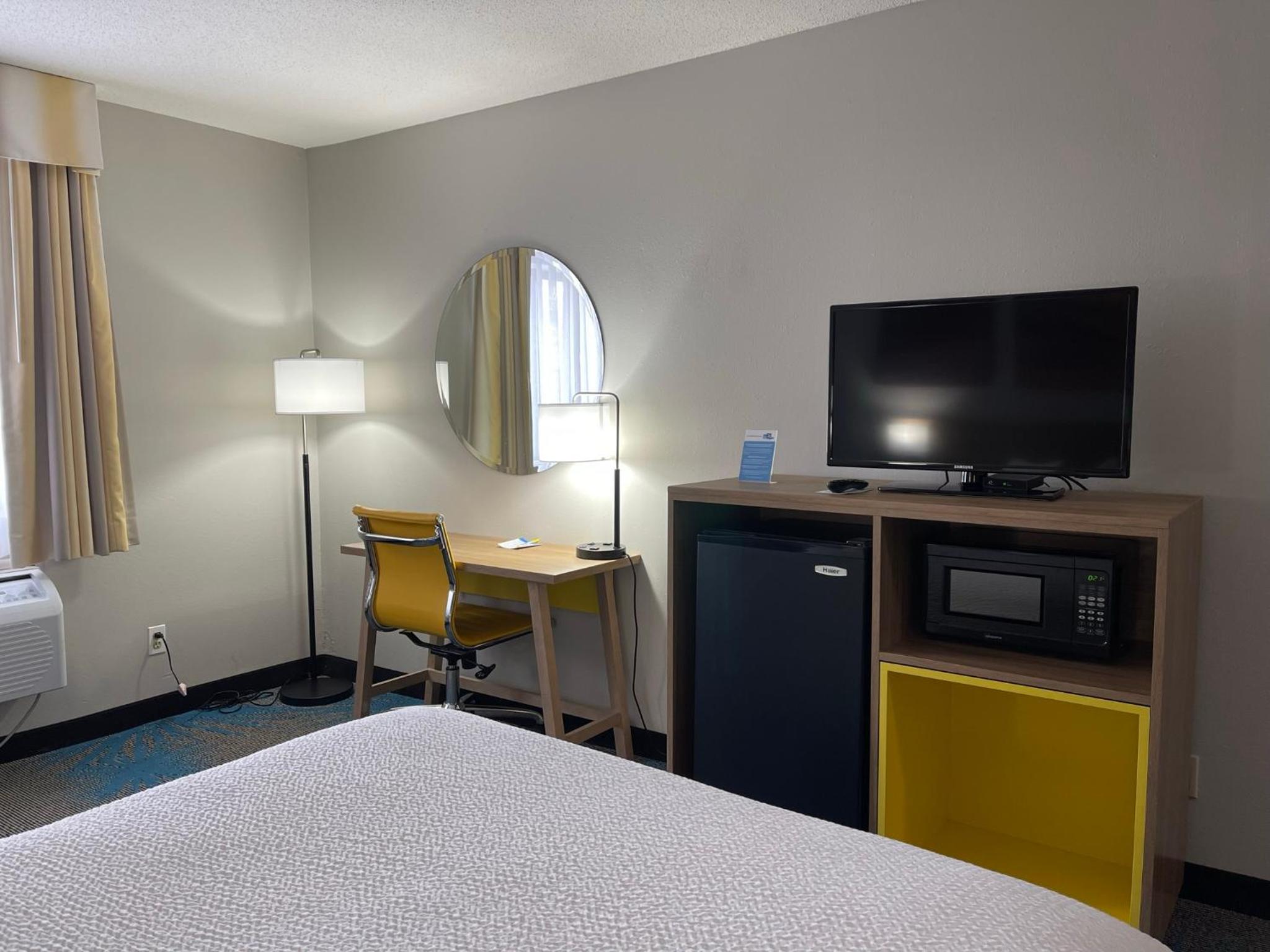 Queen Room - Pet Friendly/Non-Smoking
