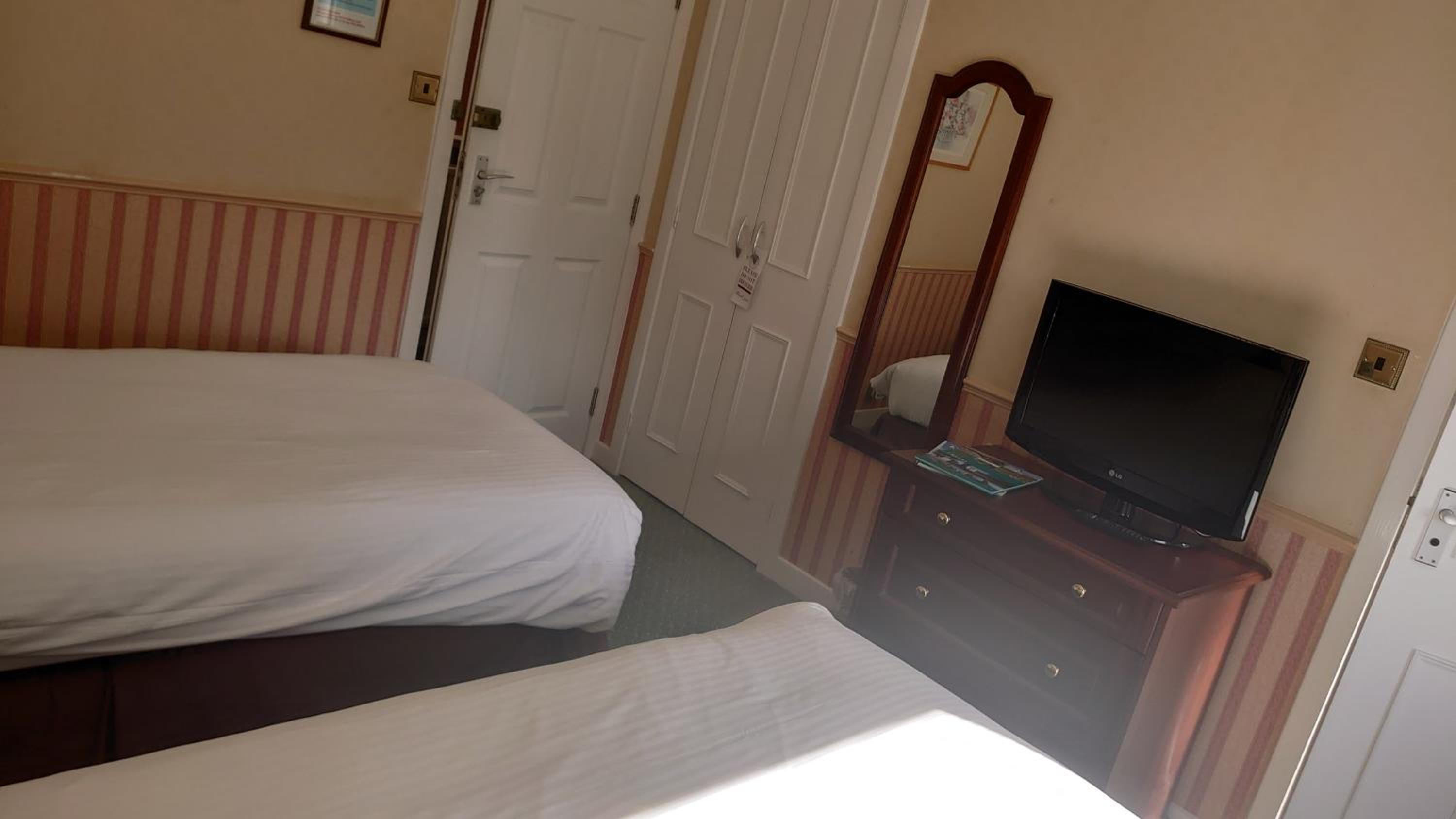 Twin Room with Private Bathroom