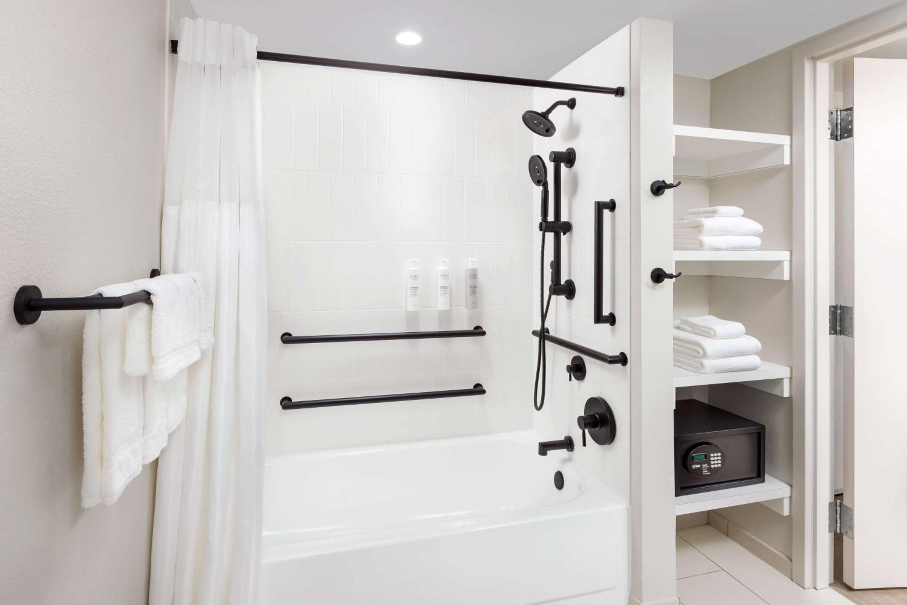 Queen Room with Two Queen Beds and Bath Tub - Mobility Accessible/Oceanfront