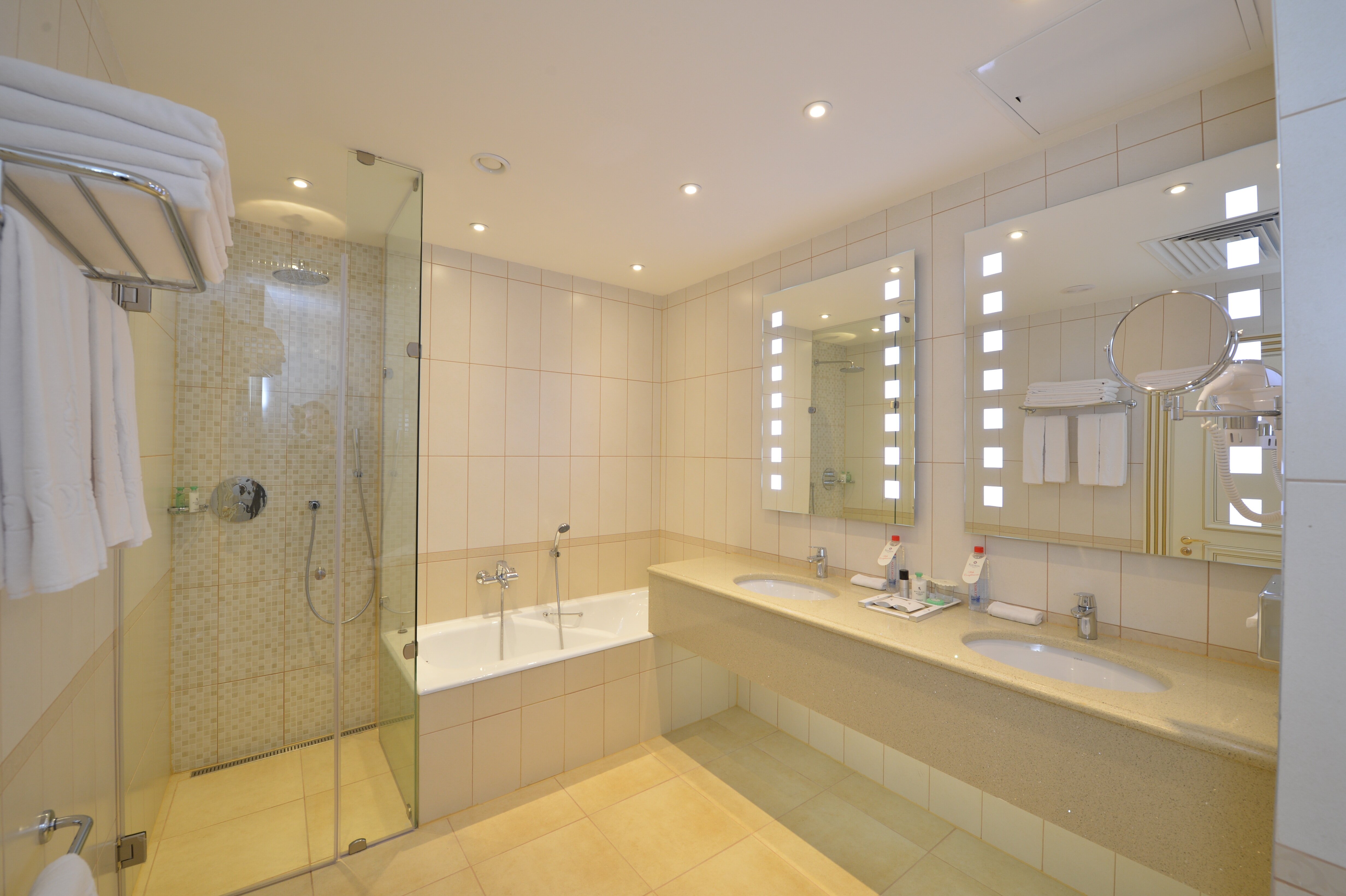 Номер-студия с кроватью размера «king-size»