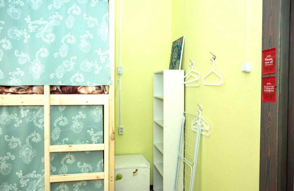 Кровать в общем 6-местном номере для мужчин и женщин