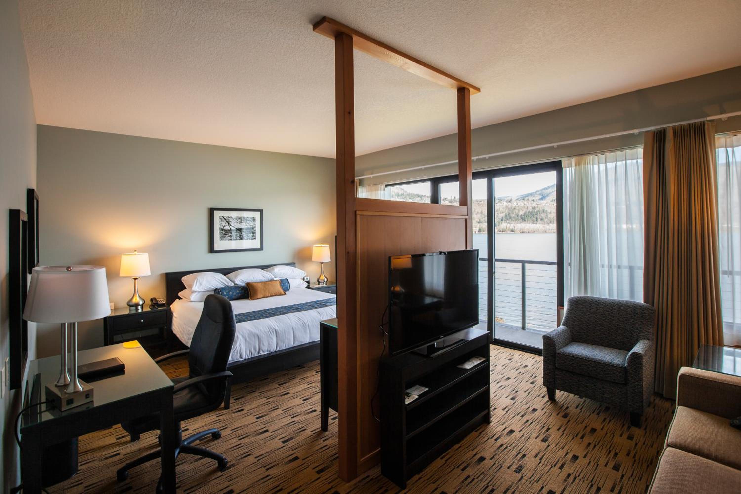 Executive King Studio Suite with River View - Balcony - Adults Only - No Pets