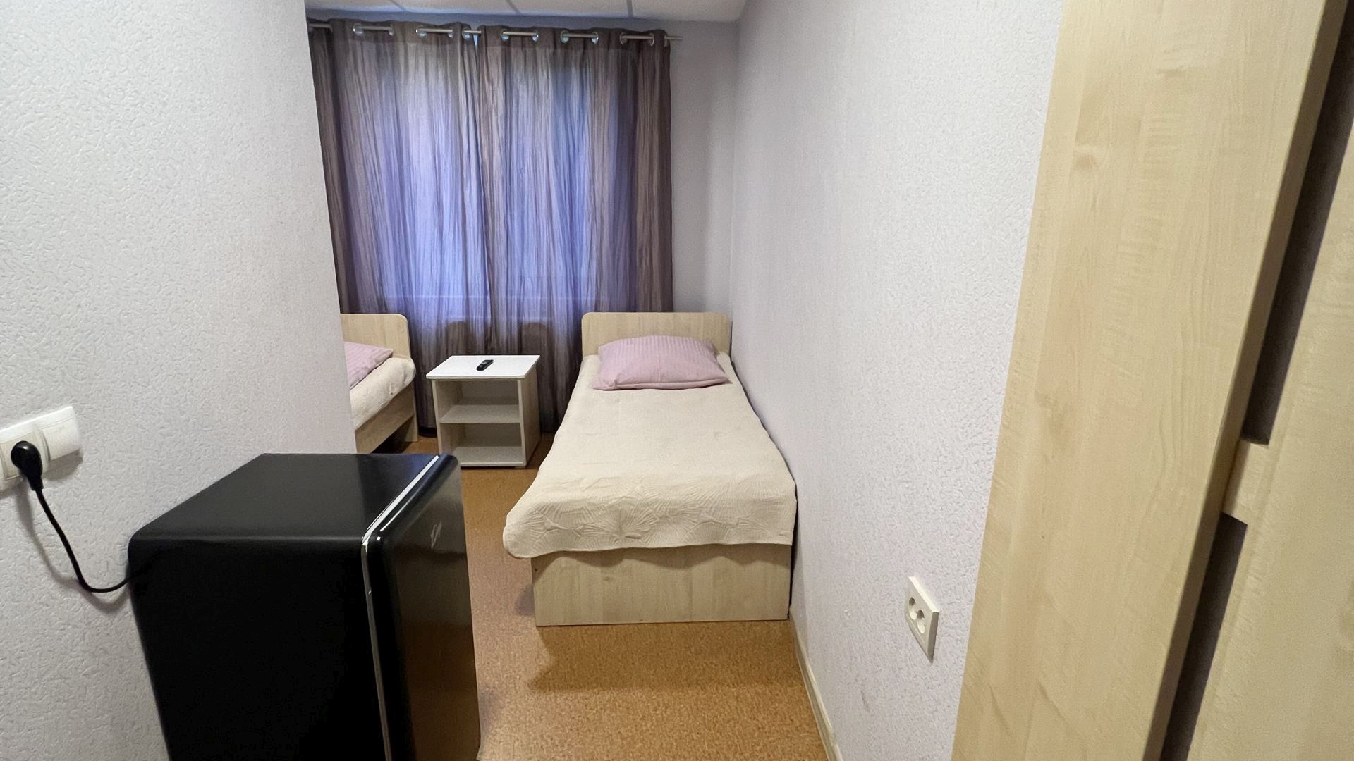 Небольшой двухместный номер с 2 отдельными кроватями